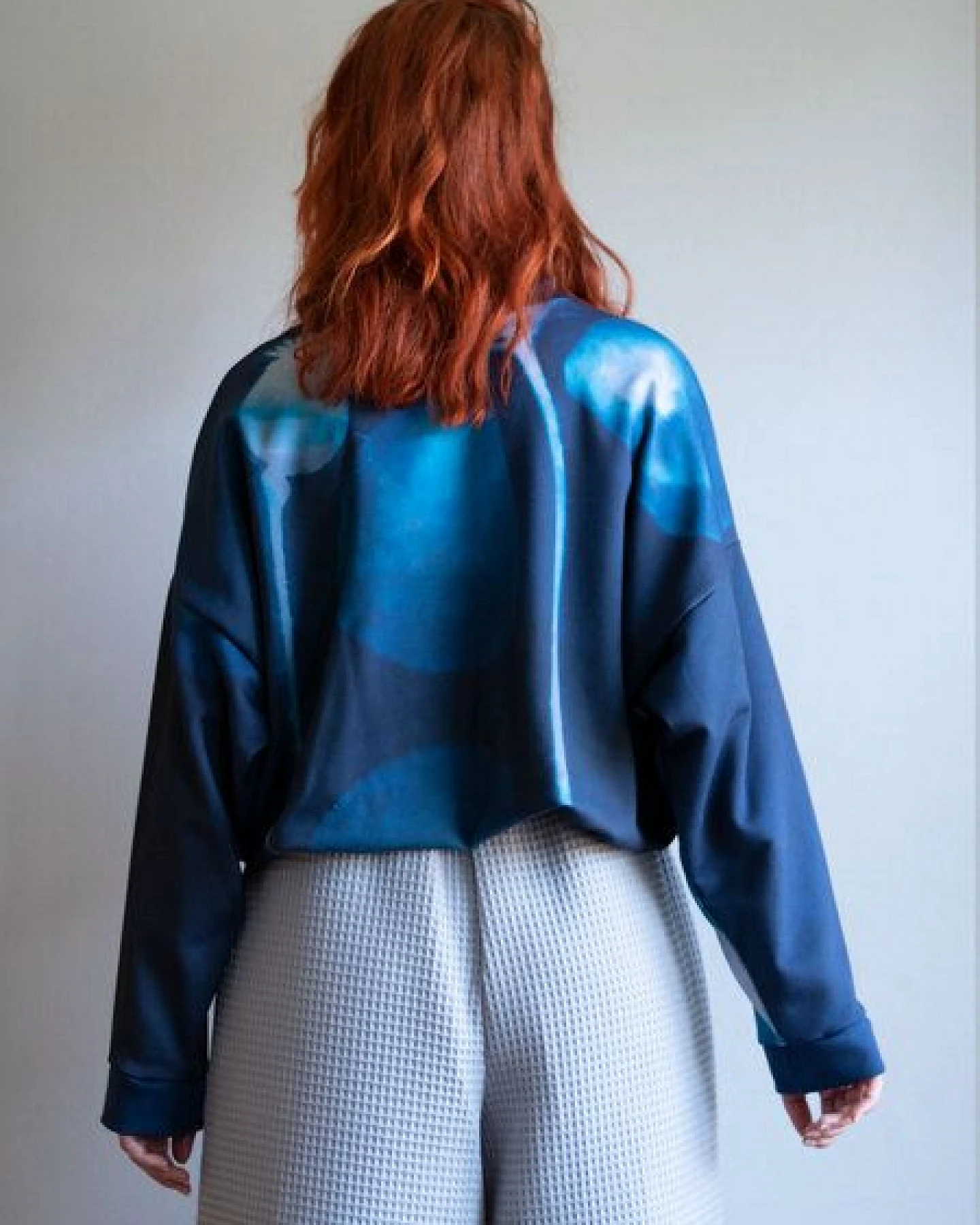 Ecostories Oversize Sweatshirt Mohn im Licht – Ansicht 2
