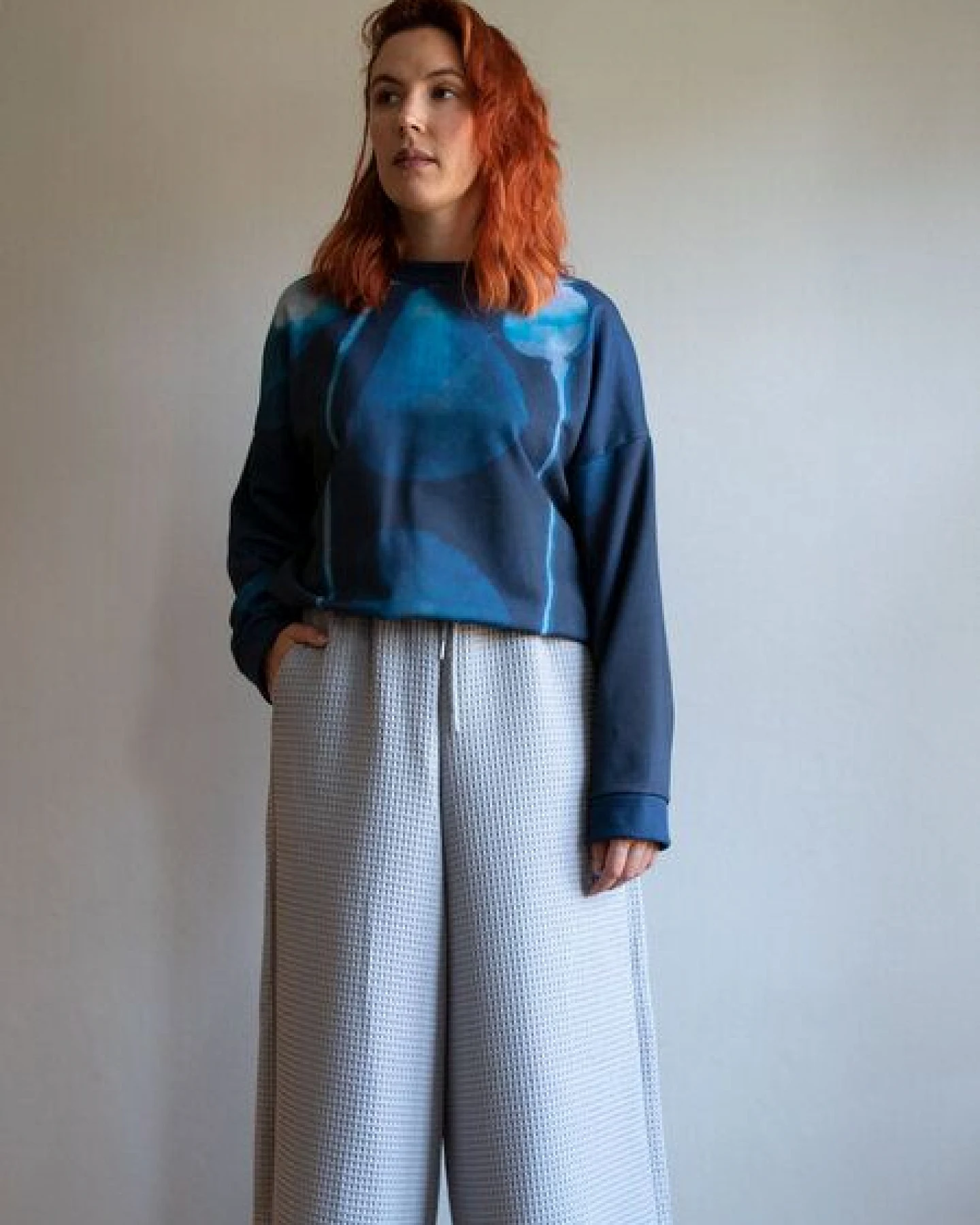 Ecostories Oversize Sweatshirt Mohn im Licht – Ansicht 2