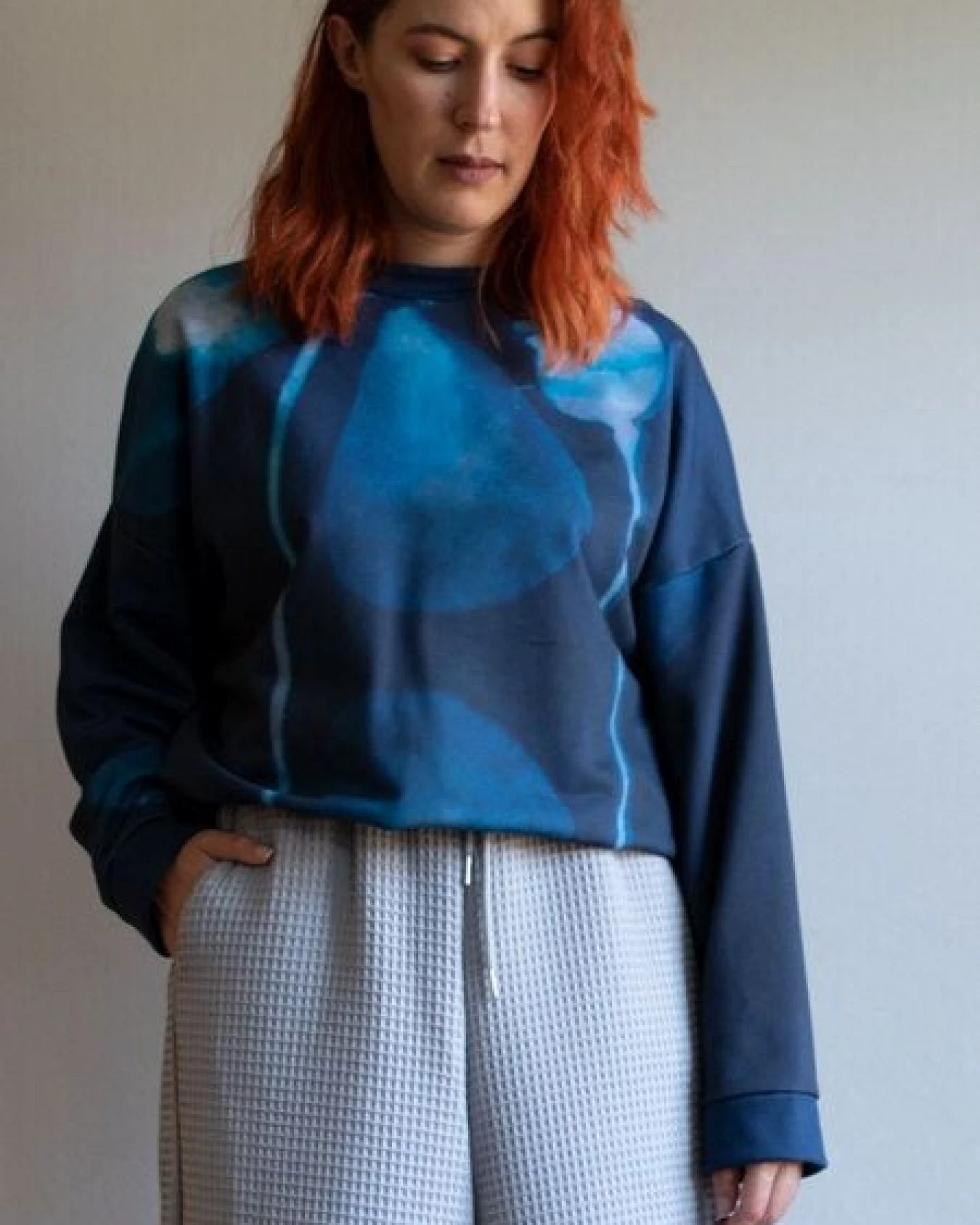 Ecostories Oversize Sweatshirt Mohn im Licht – Ansicht 3