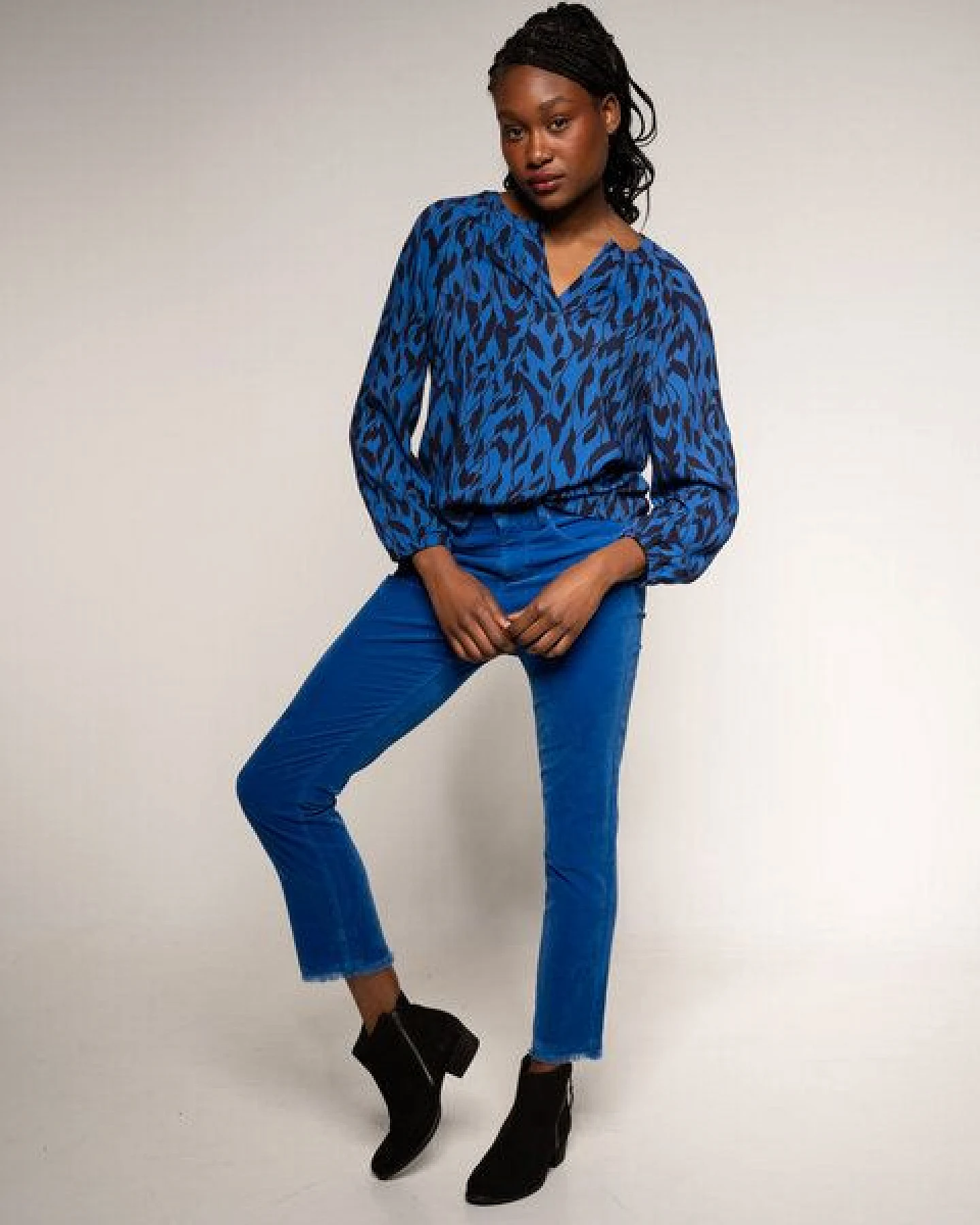 Alma & Lovis Softe Samthose mit stylischem Fransensaum – Ansicht 2