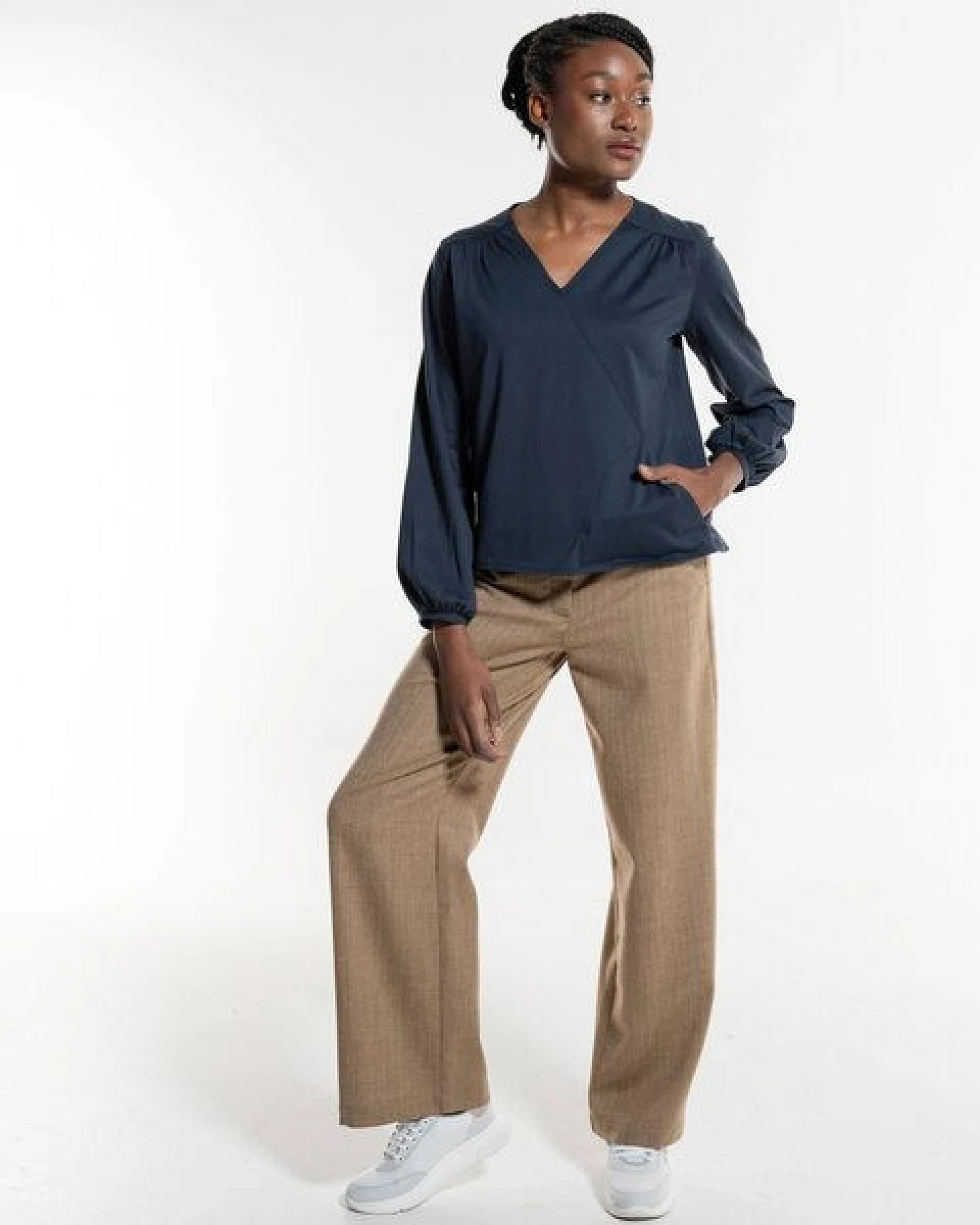 Alma & Lovis Feminine Bluse im Wickel-Look aus extra feiner Bio-Baumwolle – Ansicht 2