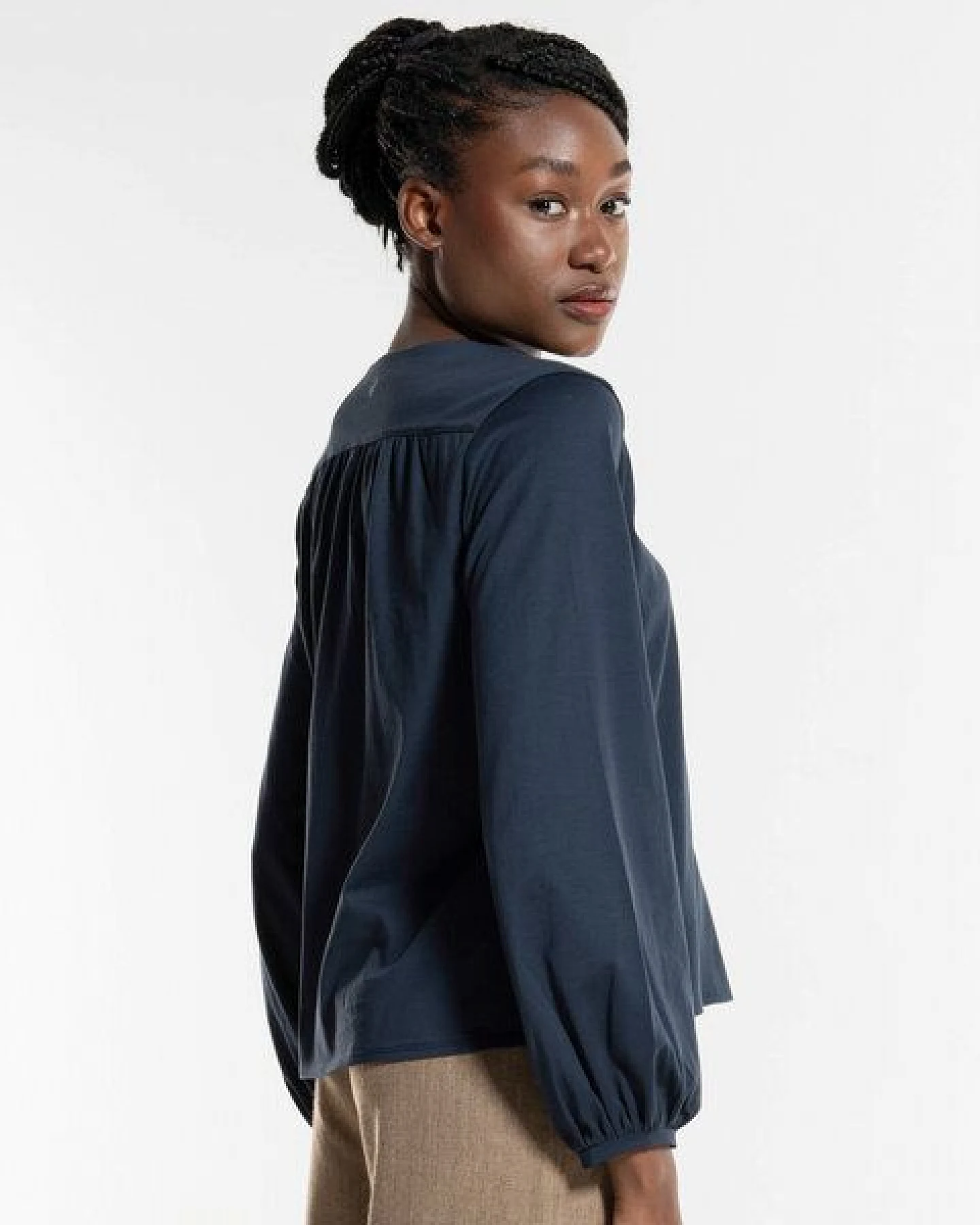 Alma & Lovis Feminine Bluse im Wickel-Look aus extra feiner Bio-Baumwolle – Ansicht 3