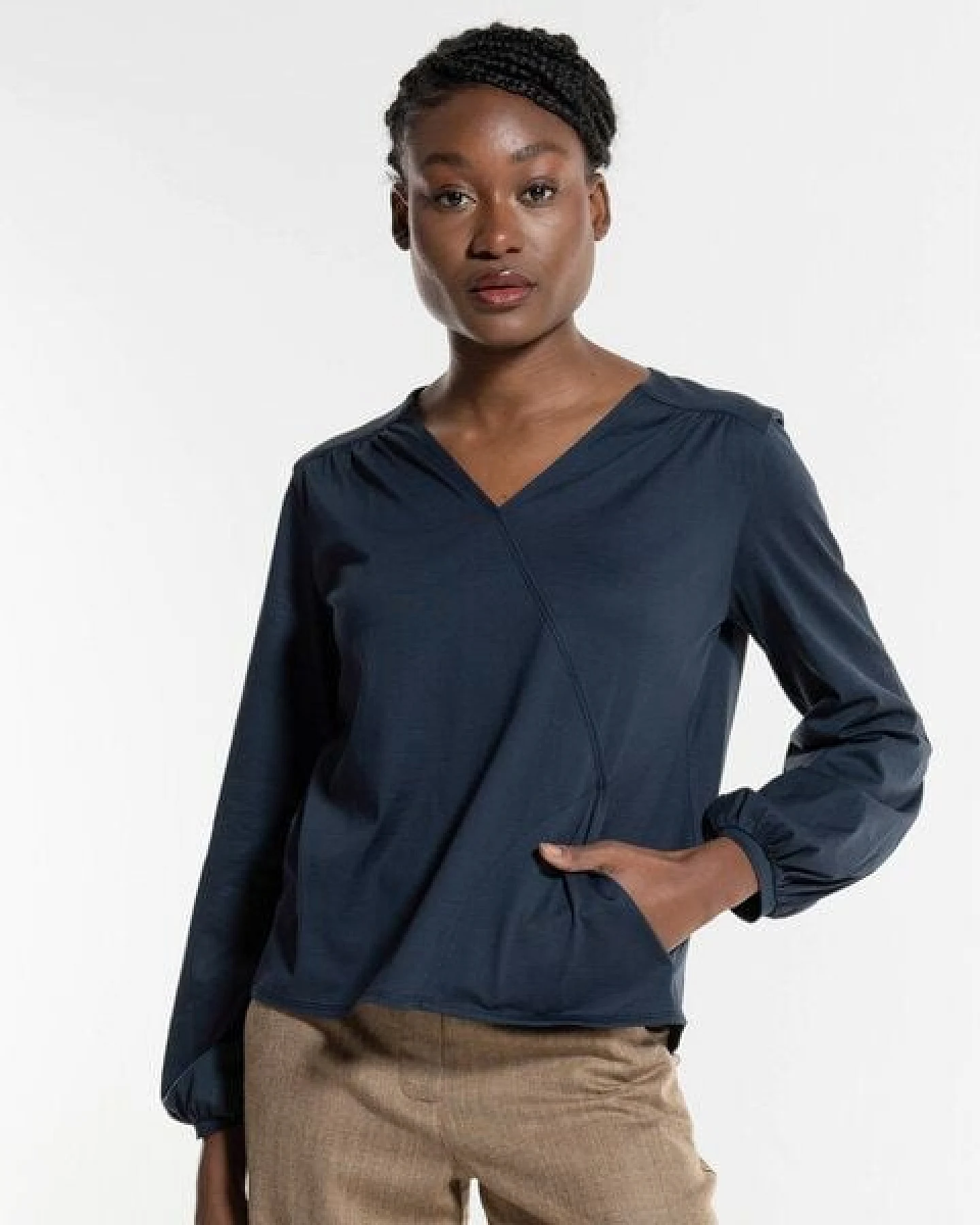 Alma & Lovis Feminine Bluse im Wickel-Look aus extra feiner Bio-Baumwolle – Ansicht 4