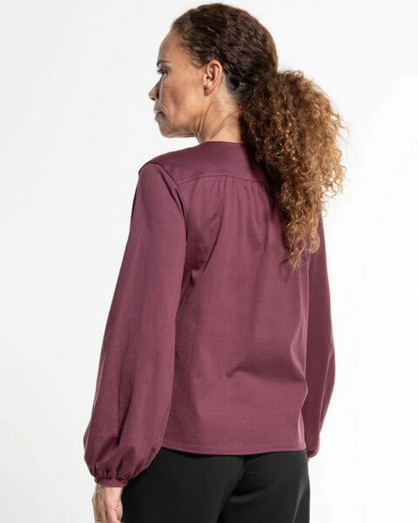 Alma & Lovis Feminine Bluse im Wickel-Look aus extra feiner Bio-Baumwolle – Ansicht 3
