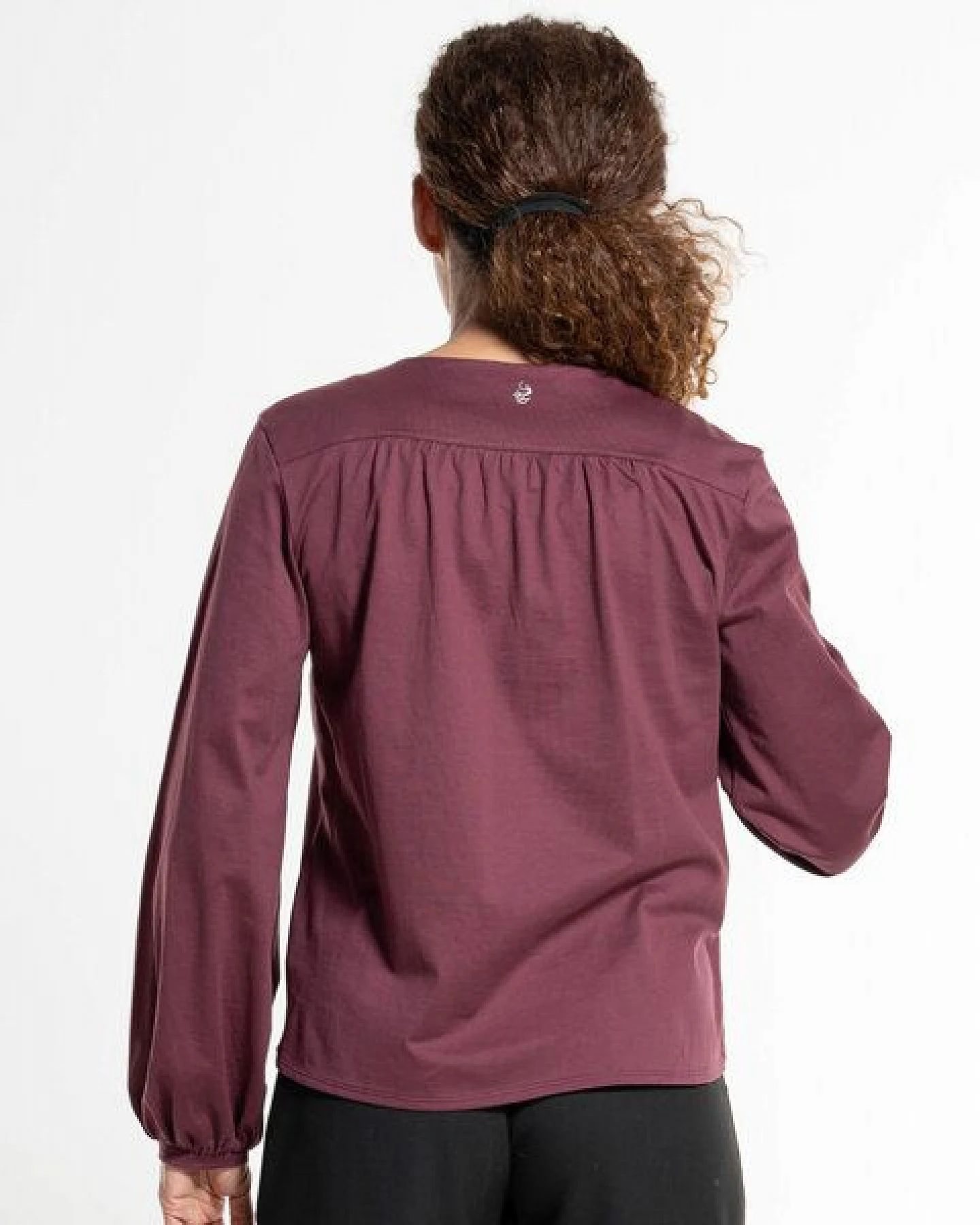 Alma & Lovis Feminine Bluse im Wickel-Look aus extra feiner Bio-Baumwolle – Ansicht 4