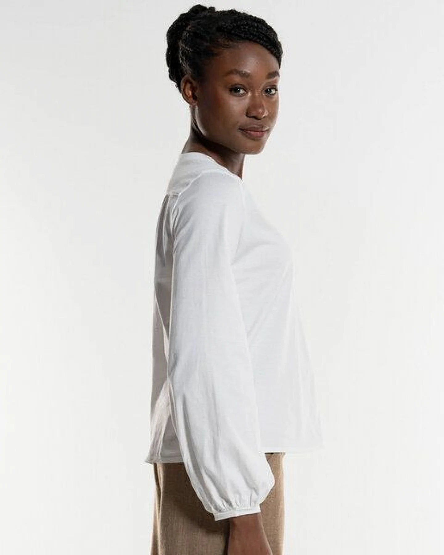 Alma & Lovis Feminine Bluse im Wickel-Look aus extra feiner Bio-Baumwolle – Ansicht 3