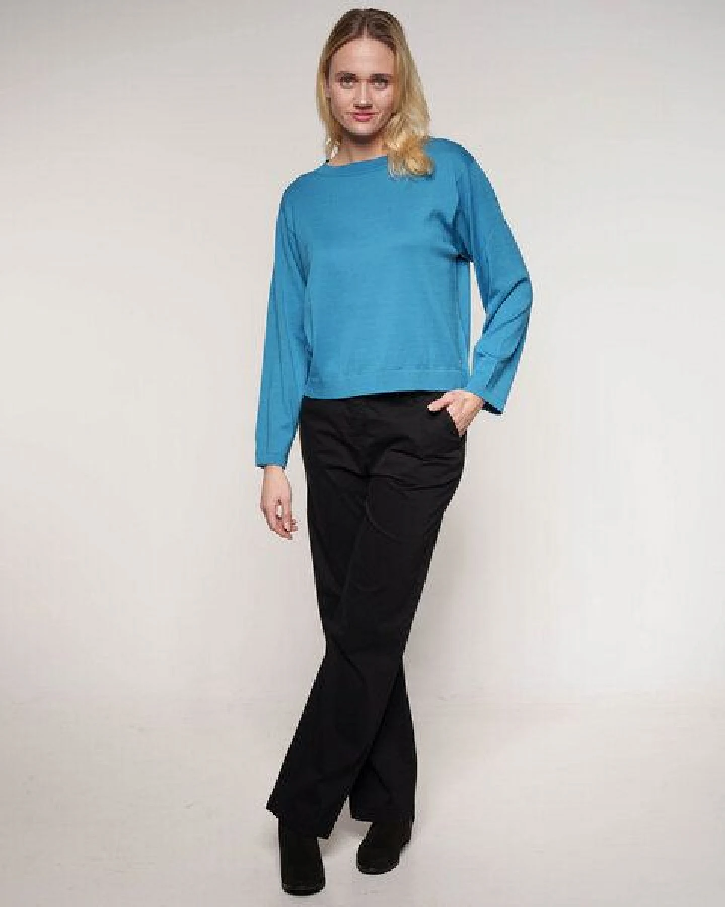 Alma & Lovis Cooler Stricksweater aus reiner Bio-Baumwolle – Ansicht 2