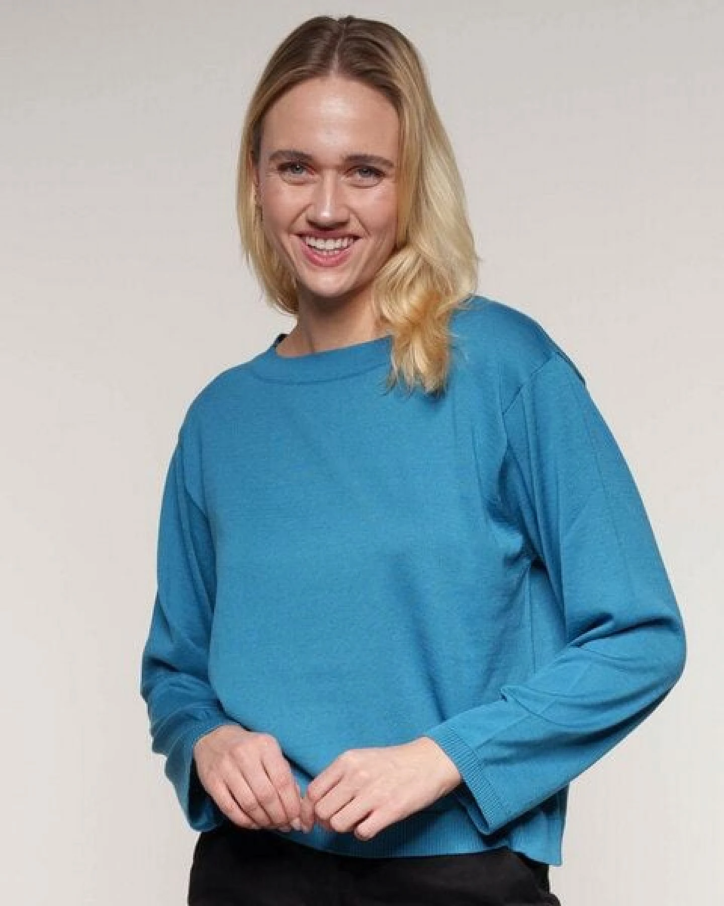Alma & Lovis Cooler Stricksweater aus reiner Bio-Baumwolle – Ansicht 4