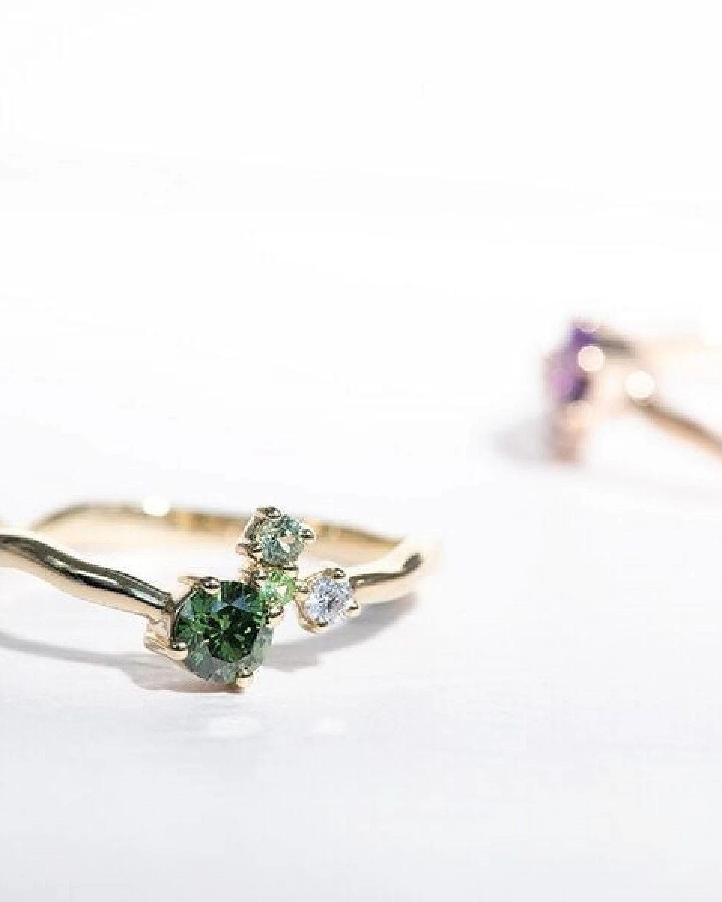 Eppi Cluster Ring mit grünem Diamanten und Edelsteinen Roche – Ansicht 2