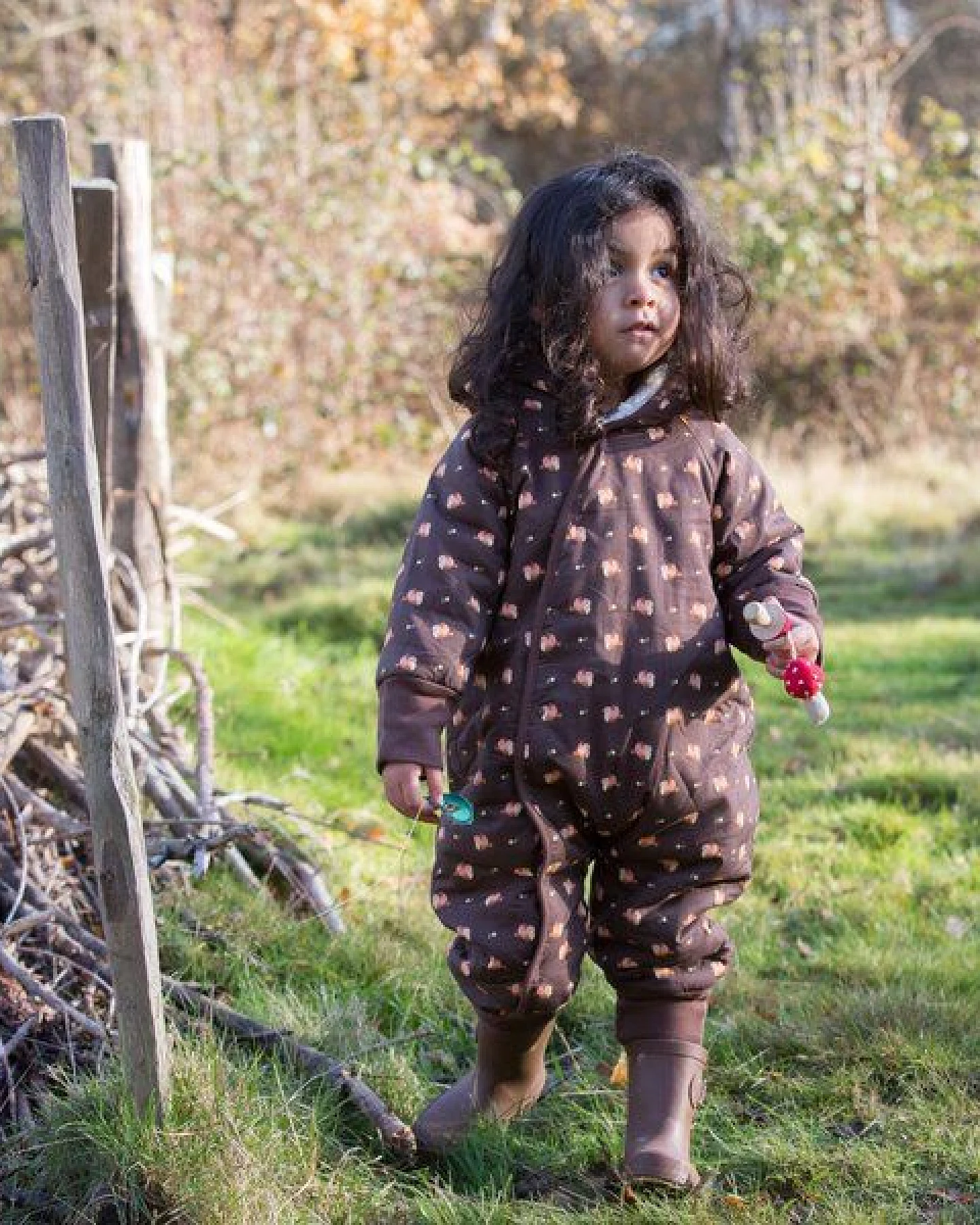 Little Green Radicals Baby/Kinder Winteroverall aus Bio-Baumwolle – Braun mit Vogeldruck – Ansicht 3