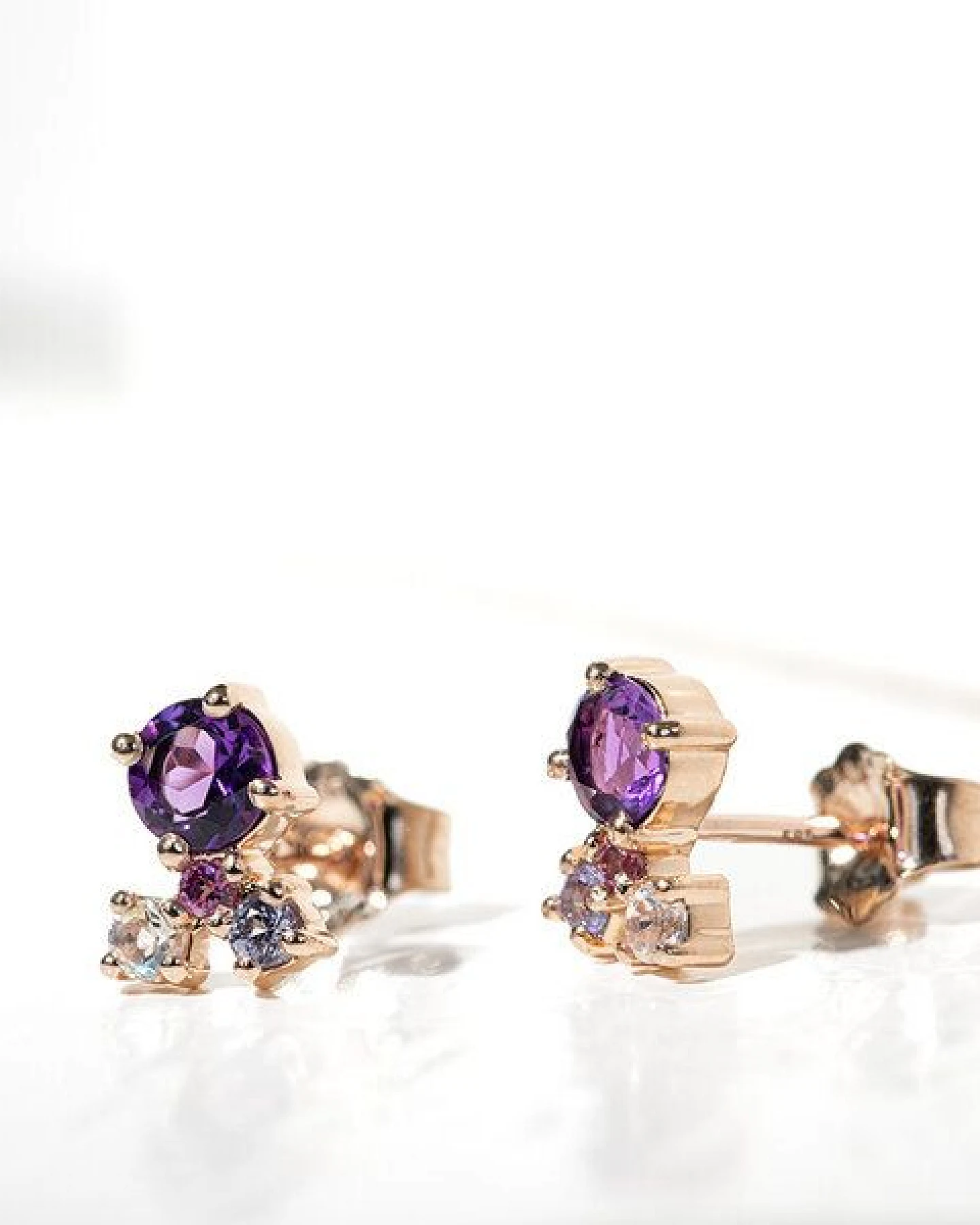 Eppi Silberne Cluster Ohrringe mit Amethysten und Edelsteinen Kerrie – Ansicht 2
