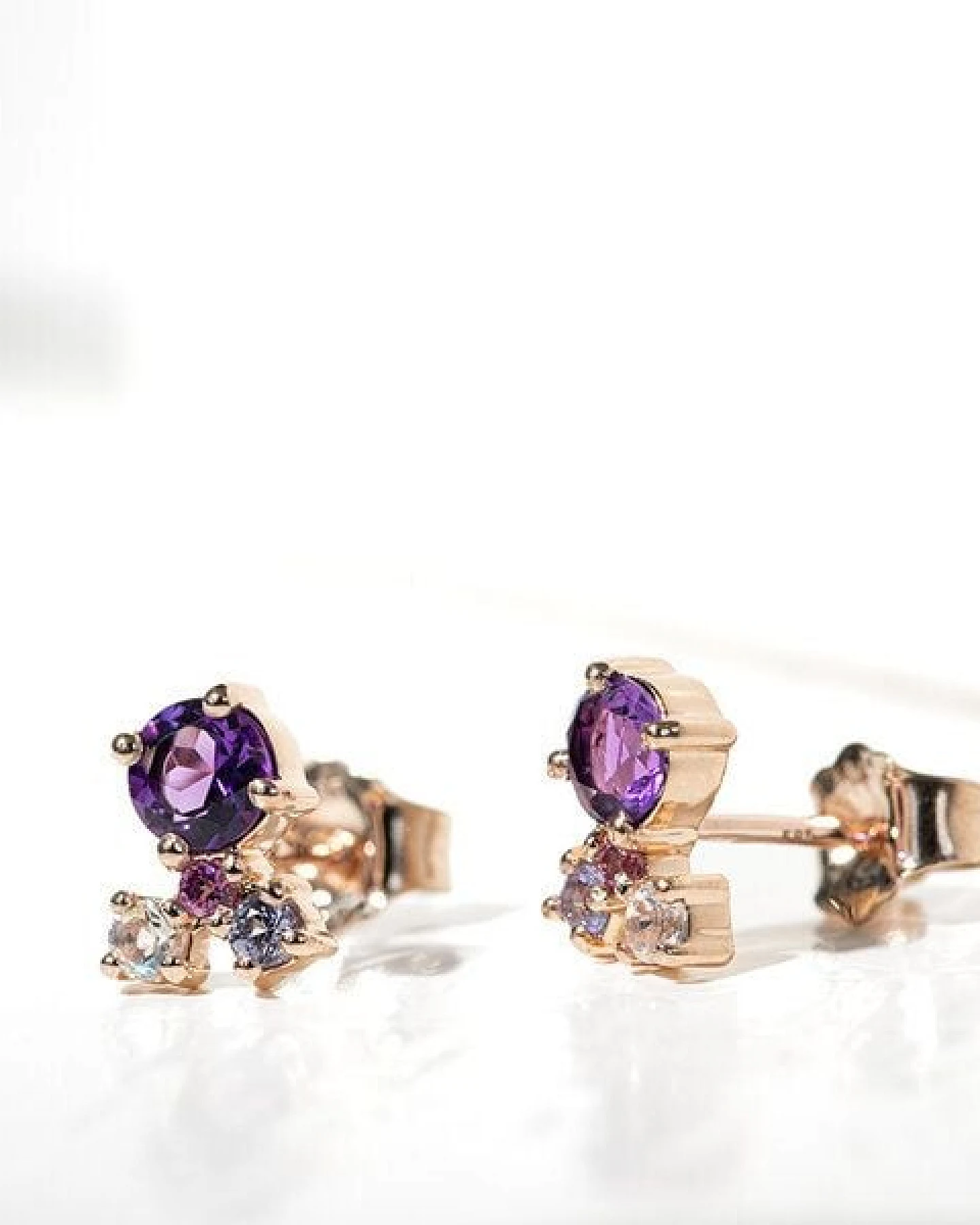 Eppi Silberne Cluster Ohrringe mit Amethysten und Edelsteinen Kerrie – Ansicht 2