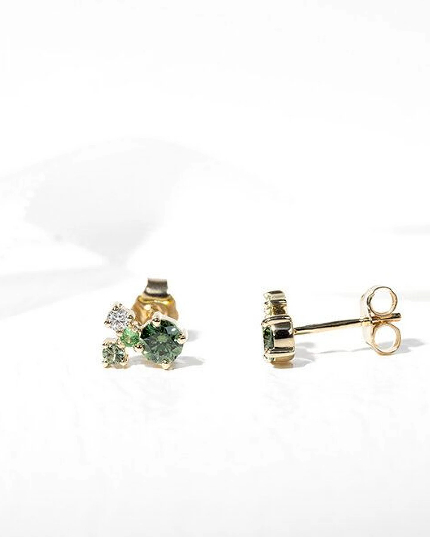 Eppi Grüne Cluster-Ohrringe mit grünen Diamanten und Edelsteinen Kerrie – Ansicht 2