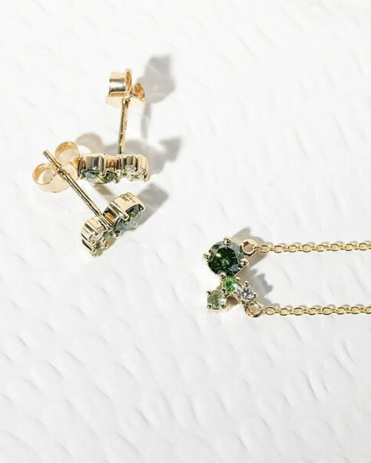 Eppi Grüne Cluster-Ohrringe mit grünen Diamanten und Edelsteinen Kerrie – Ansicht 4
