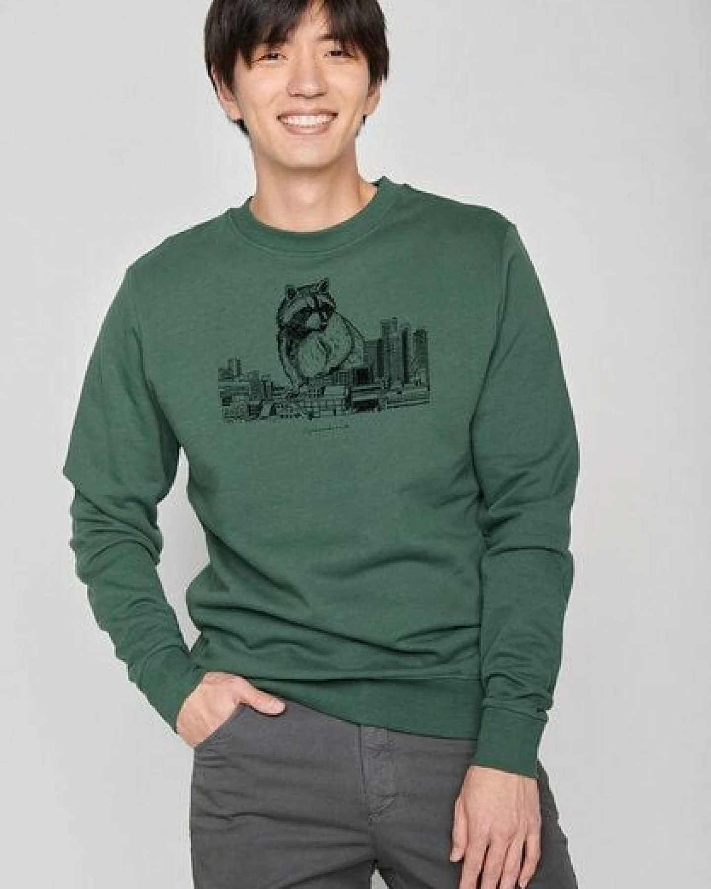 GREENBOMB Animal Raccoon City Wild - Bequemes Sweatshirt aus Bio-Baumwolle / hochwertiger Print / Fair & Vegan – Ansicht 4