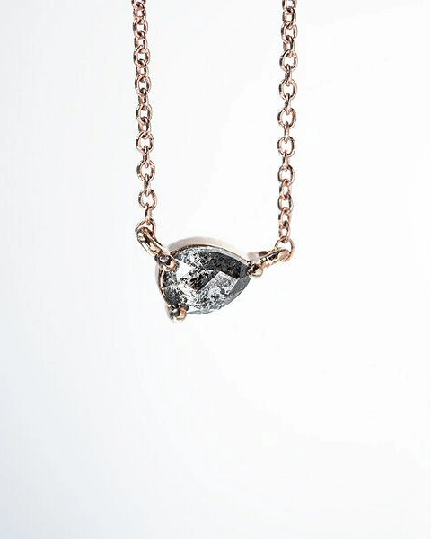 Eppi Halskette mit Salt and Pepper Diamant in Birnenform Maliah – Ansicht 2