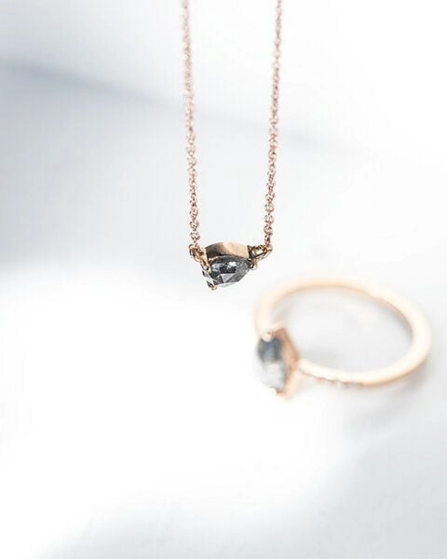 Eppi Halskette mit Salt and Pepper Diamant in Birnenform Maliah – Ansicht 3