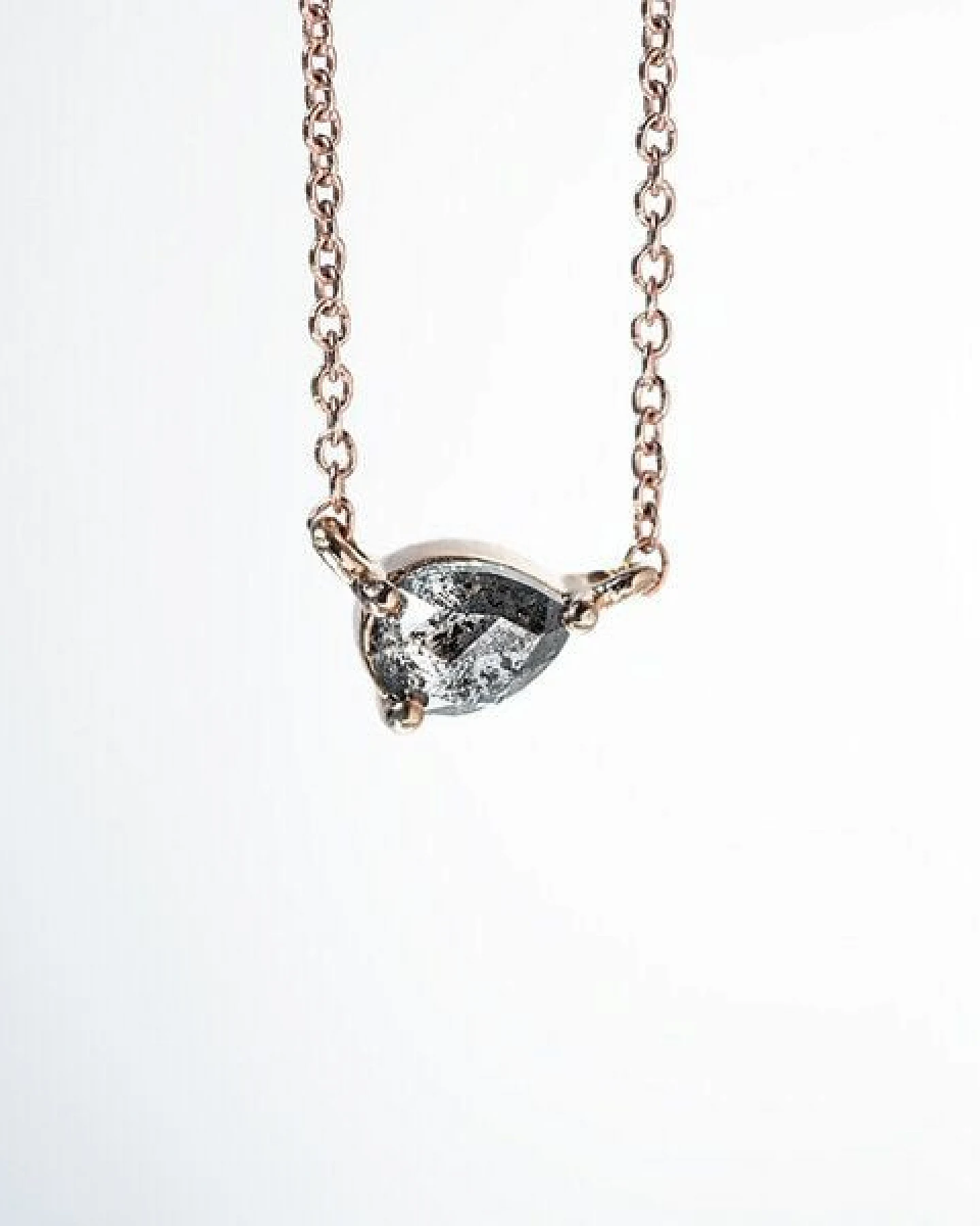 Eppi Halskette mit Salt and Pepper Diamant in Birnenform Maliah – Ansicht 2