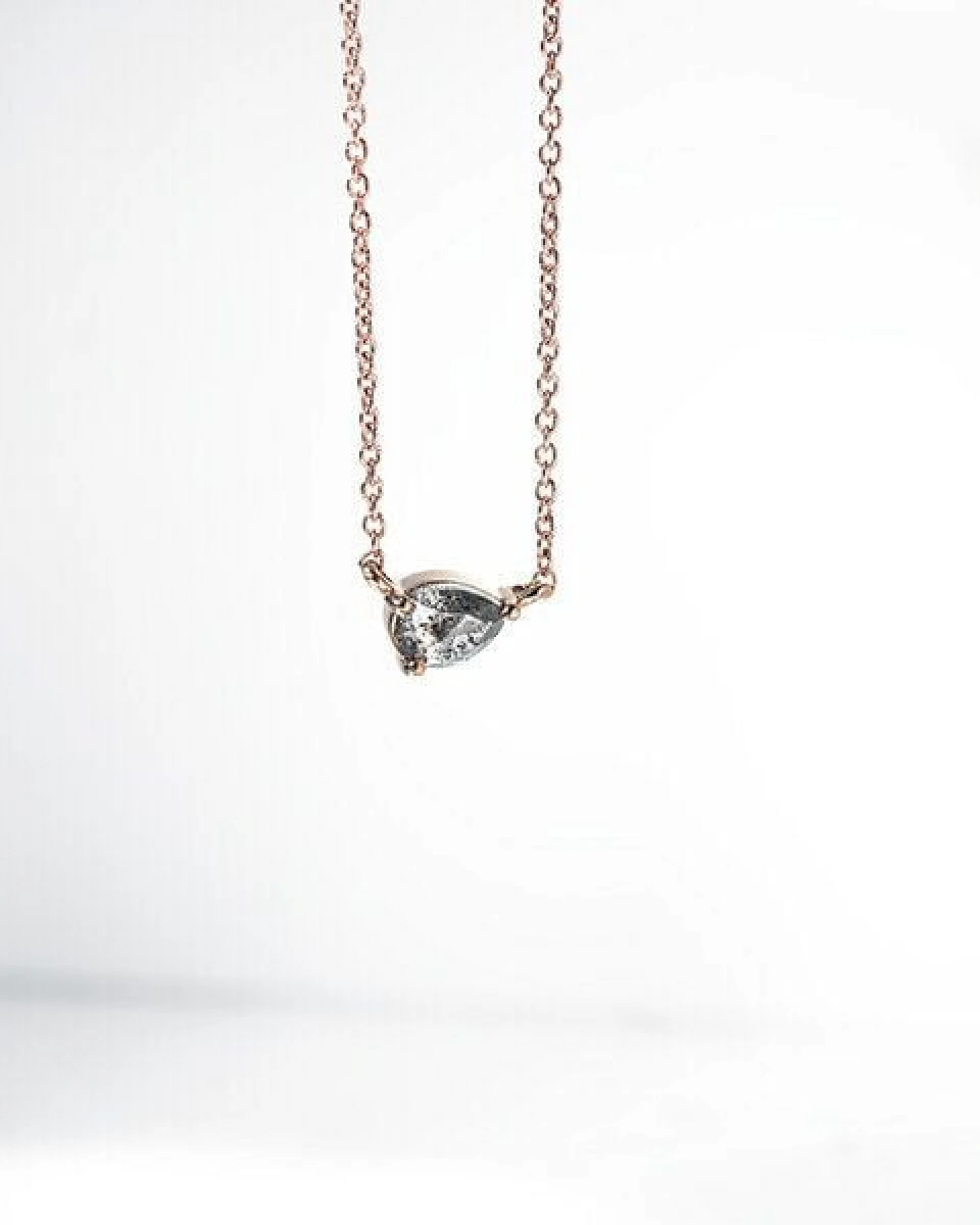 Eppi Halskette mit Salt and Pepper Diamant in Birnenform Maliah – Ansicht 4