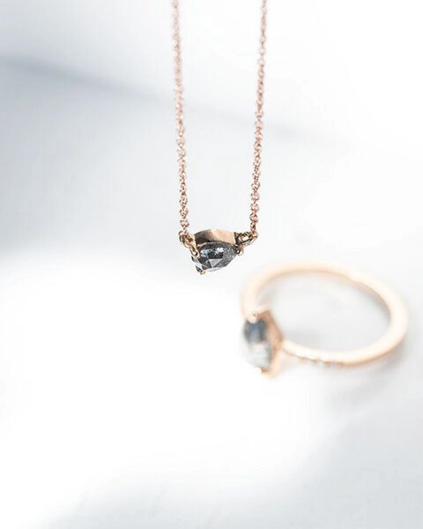 Eppi Halskette mit Salt and Pepper Diamant in Birnenform Maliah – Ansicht 3