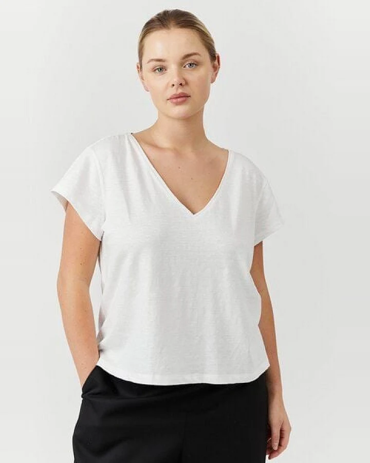 The Slow Label Bio-Leinen T-Shirt mit V-Ausschnitt