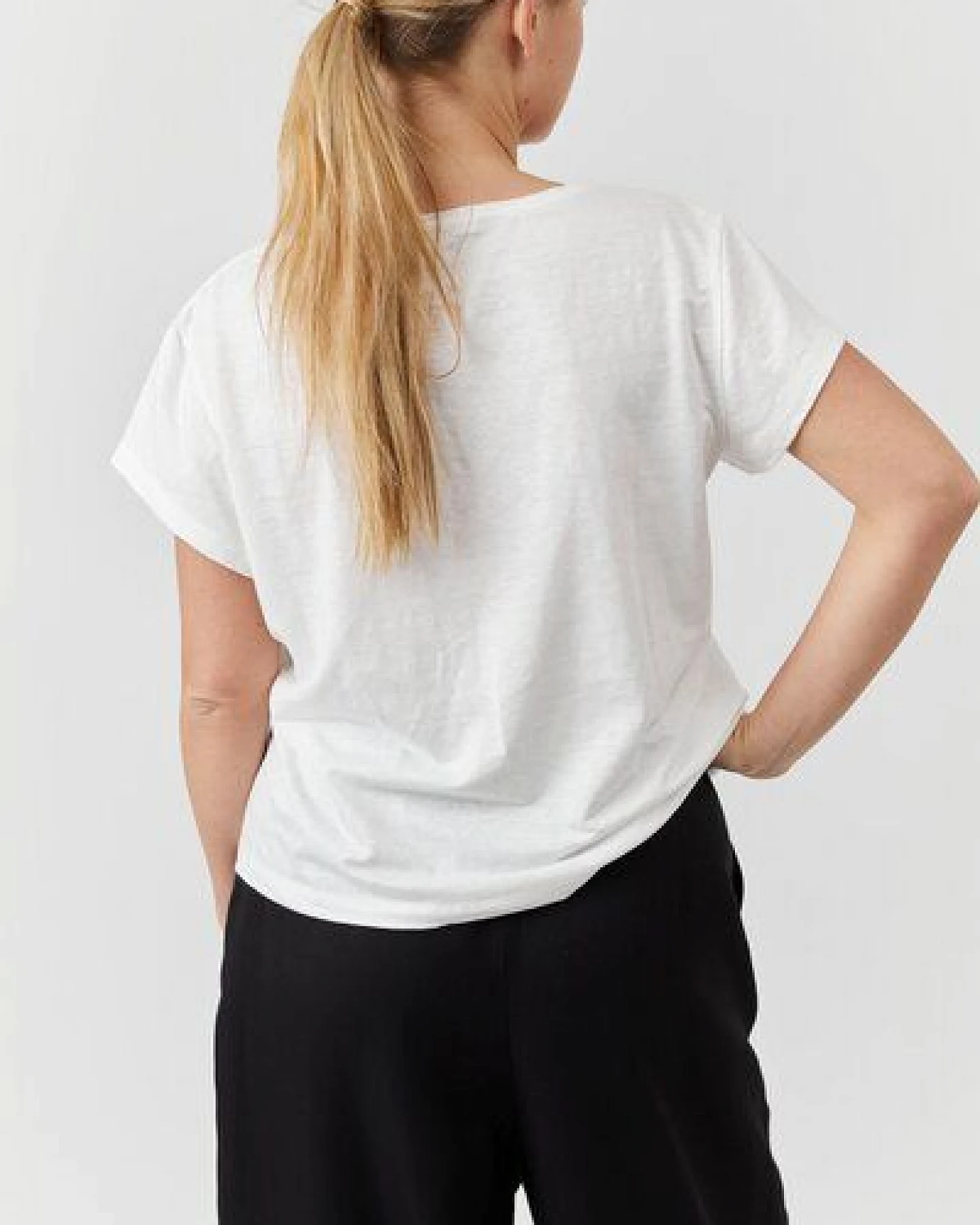 The Slow Label Bio-Leinen T-Shirt mit V-Ausschnitt – Ansicht 2