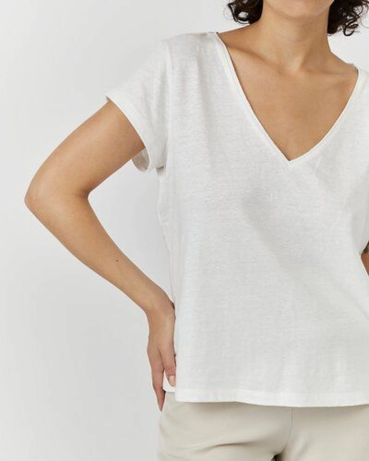 The Slow Label Bio-Leinen T-Shirt mit V-Ausschnitt – Ansicht 4
