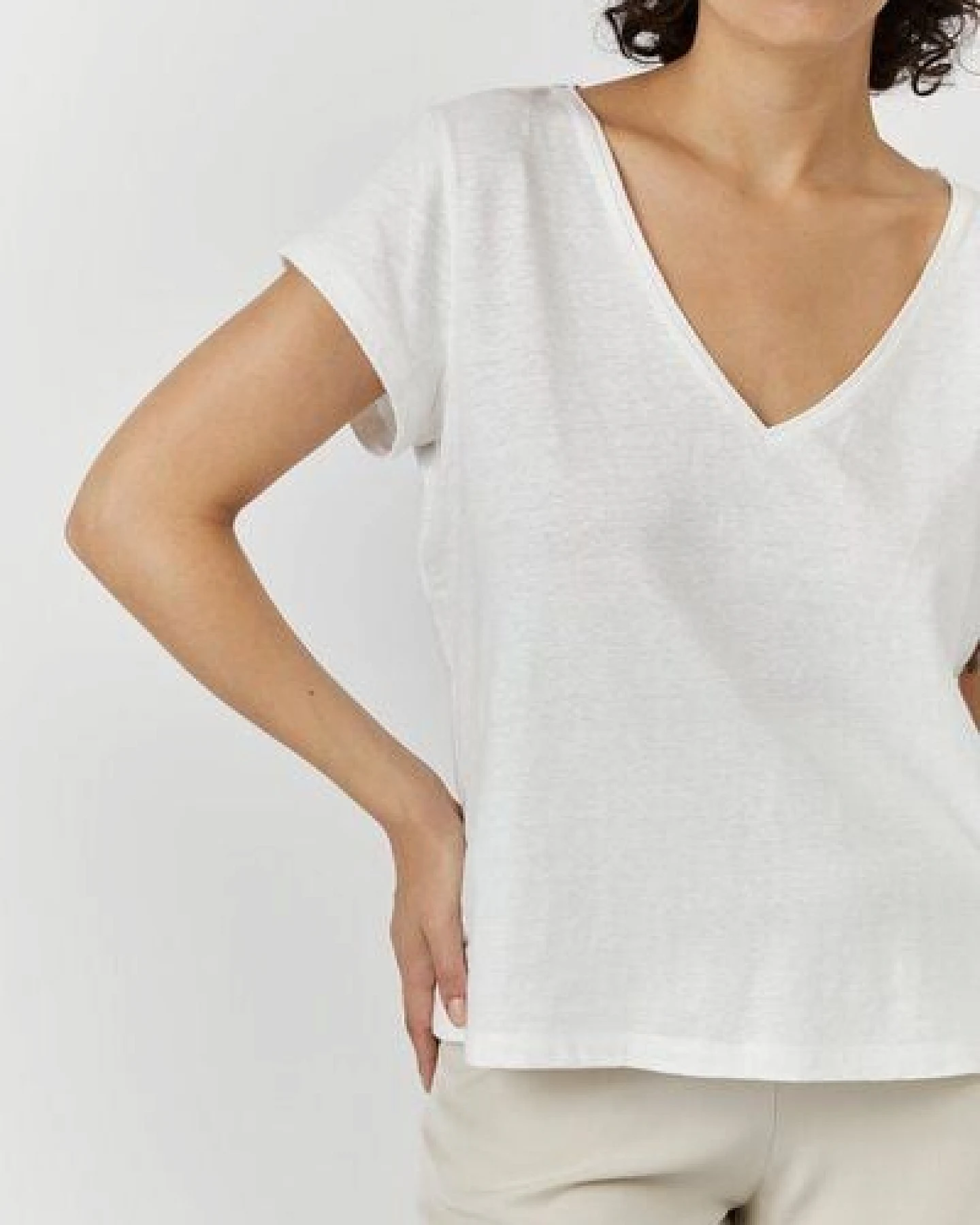 The Slow Label Bio-Leinen T-Shirt mit V-Ausschnitt – Ansicht 4