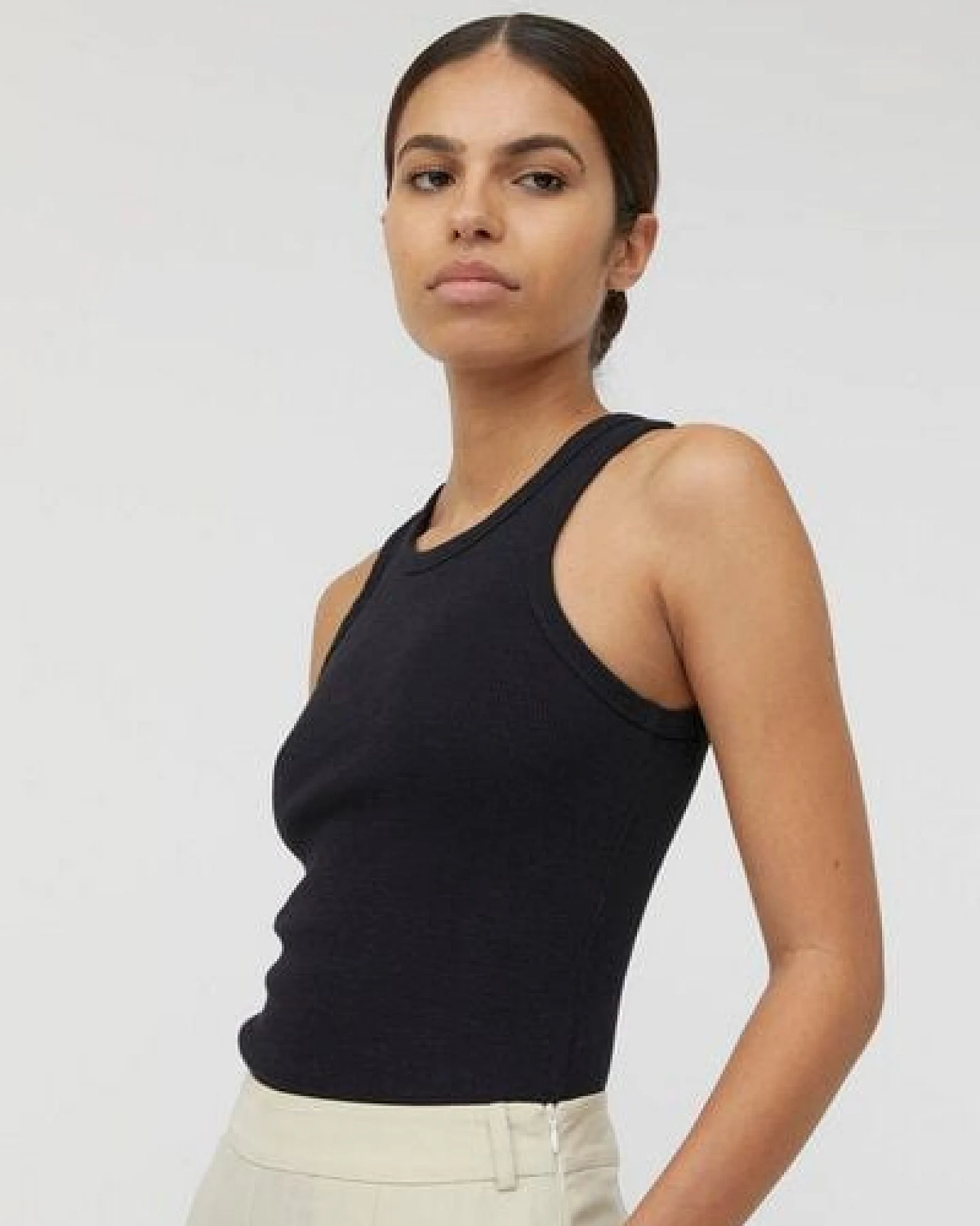 The Slow Label Geripptes Tank Top aus Bio- und recycelter Baumwolle / Wendbar – Ansicht 4