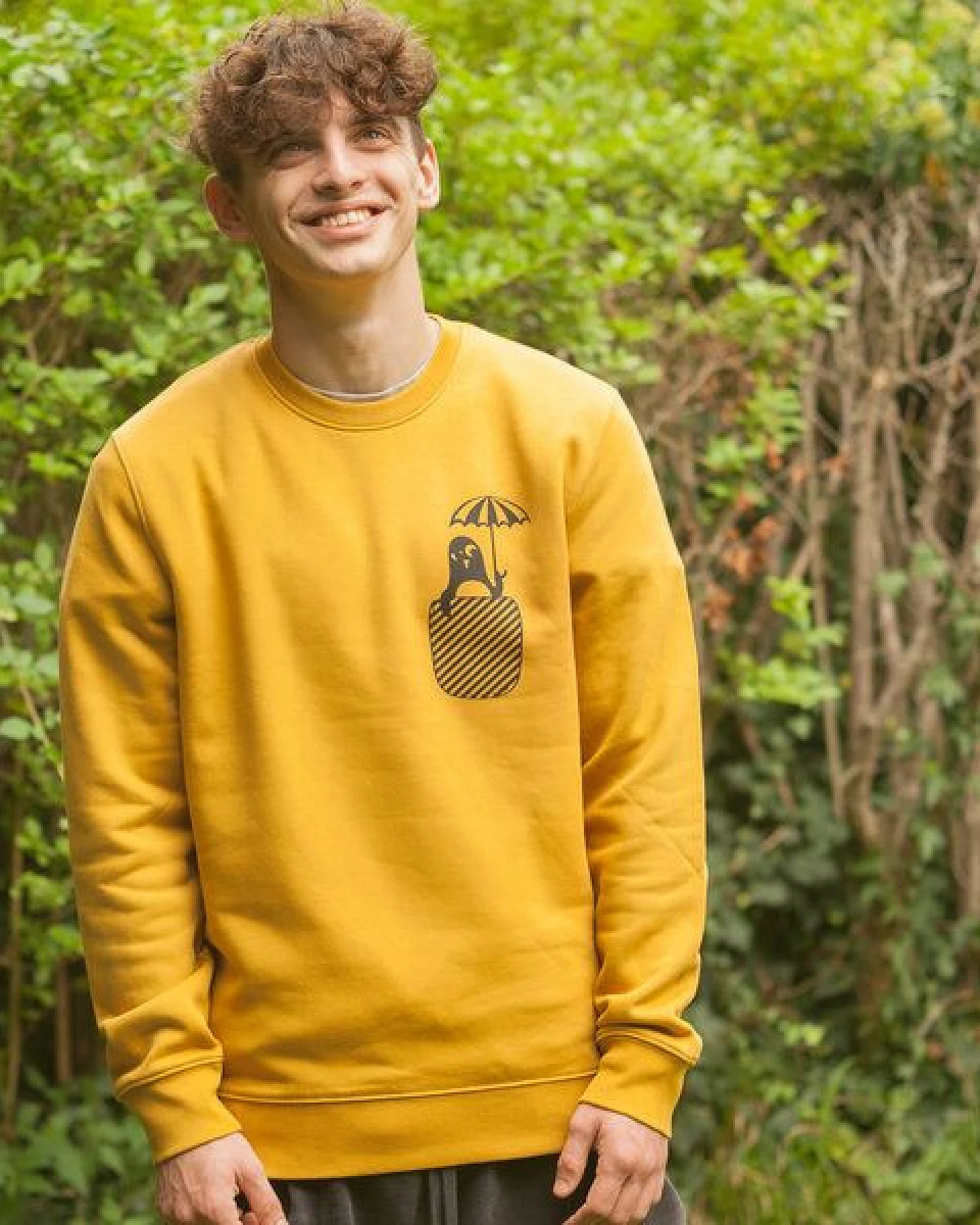 päfjes Pinguin Paul mit Schirm - Fair Wear Unisex Sweater - Gelb – Ansicht 3