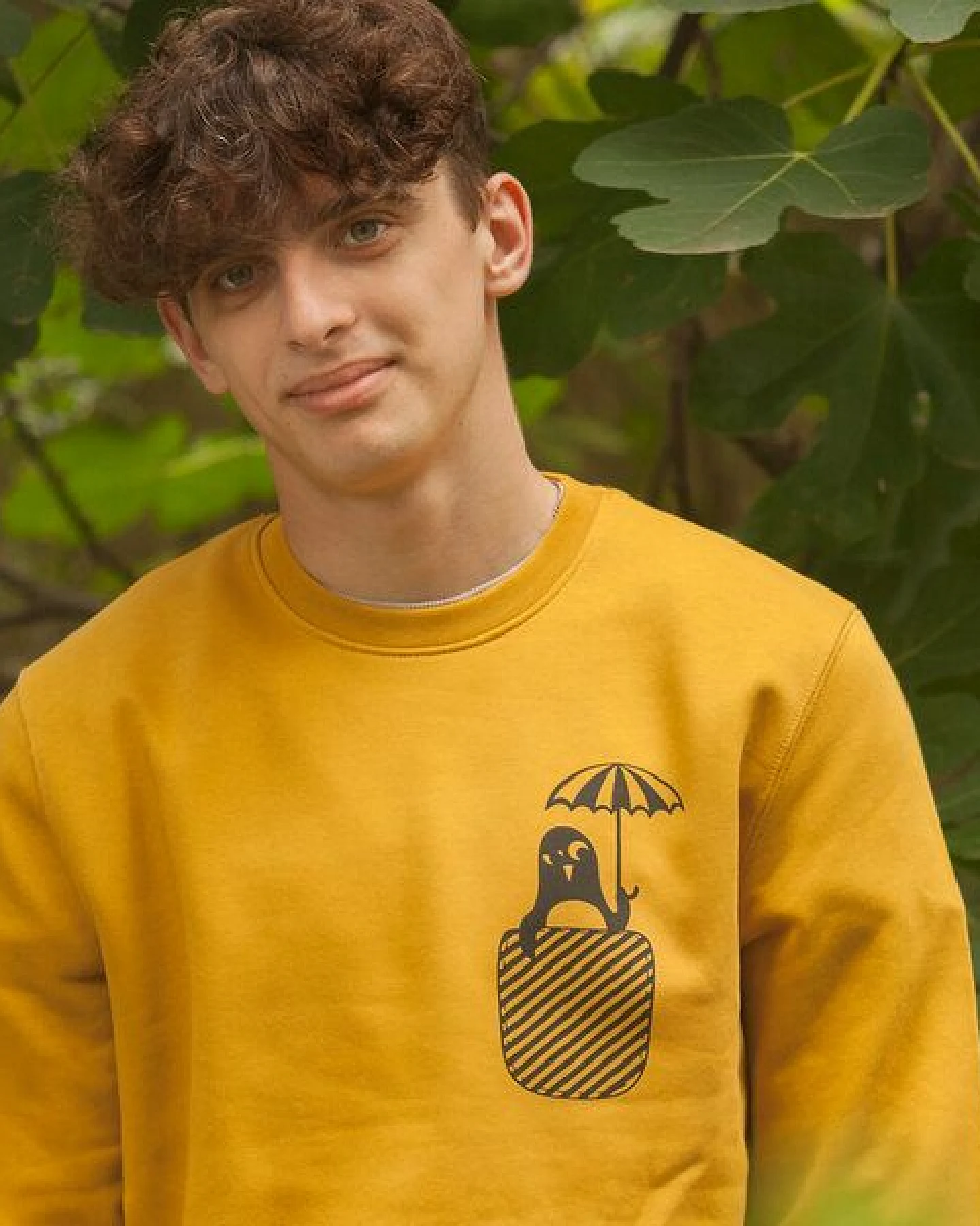 päfjes Pinguin Paul mit Schirm - Fair Wear Unisex Sweater - Gelb – Ansicht 2