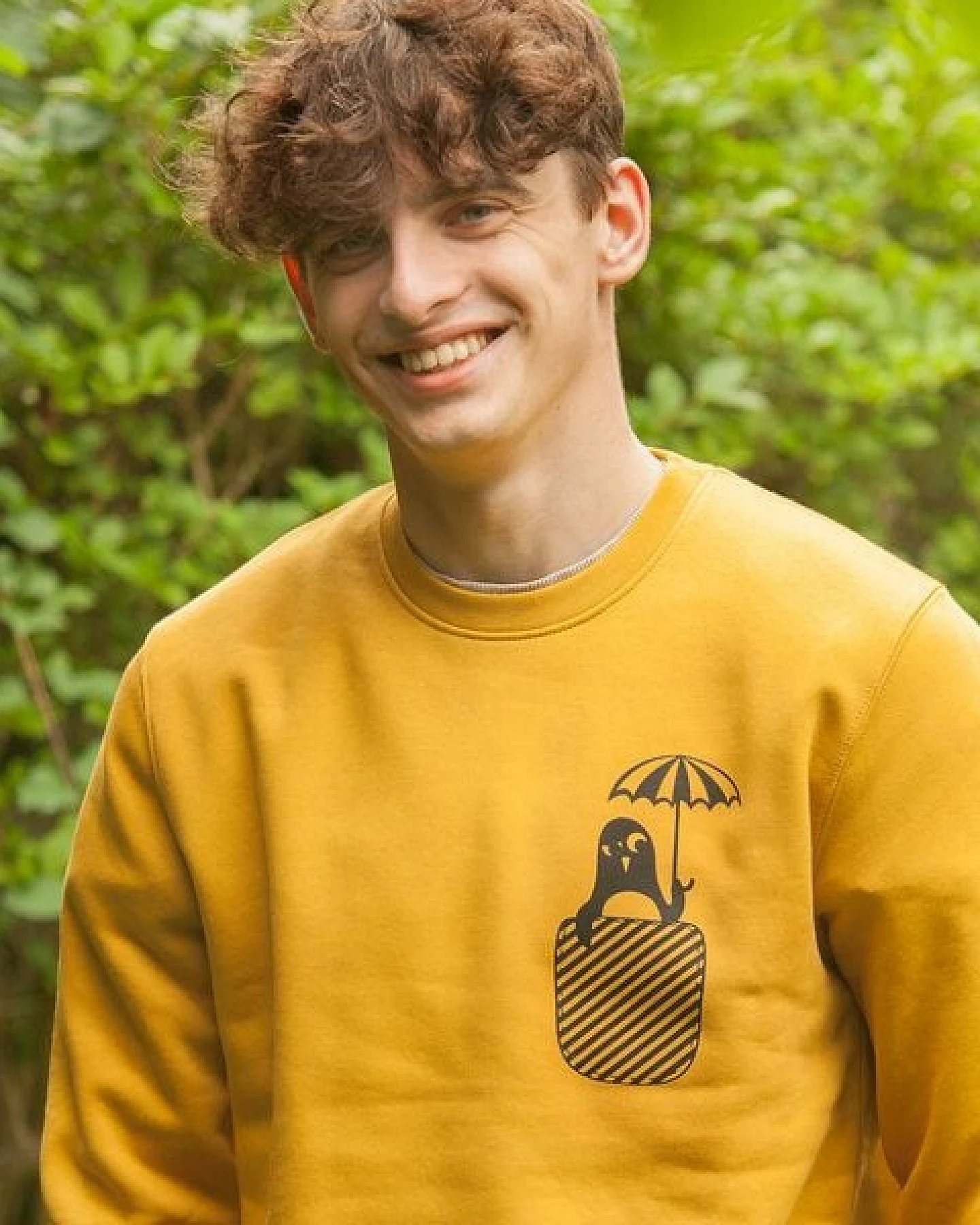 päfjes Pinguin Paul mit Schirm - Fair Wear Unisex Sweater - Gelb – Ansicht 4