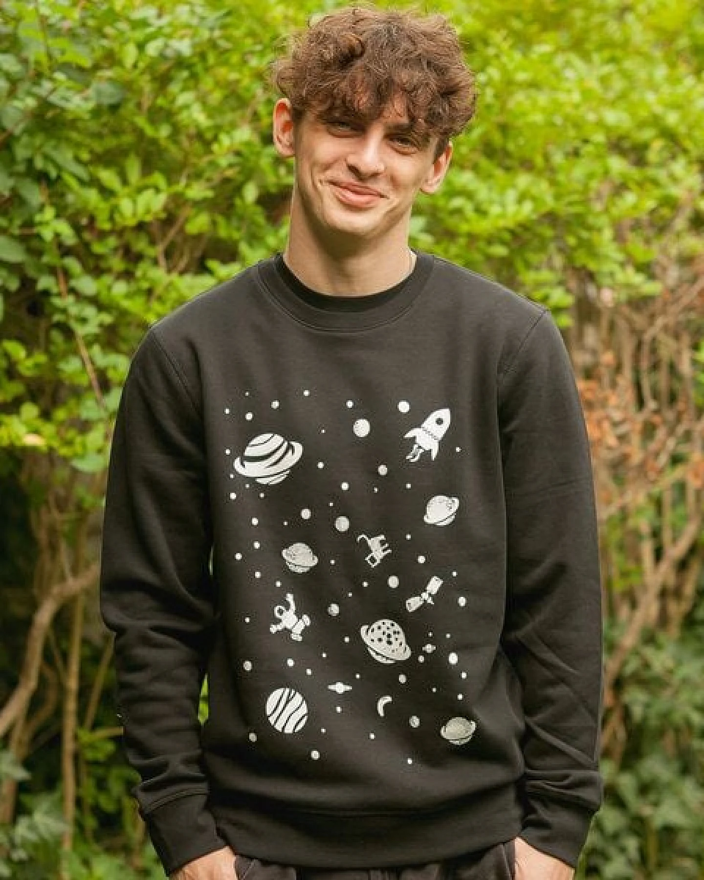 päfjes Weltall mit Katze & Astronaut - Fair Wear Unisex Sweater - Schwarz – Ansicht 3