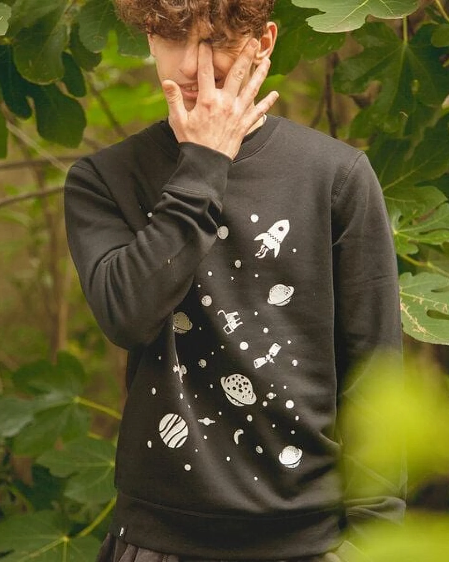 päfjes Weltall mit Katze & Astronaut - Fair Wear Unisex Sweater - Schwarz – Ansicht 4