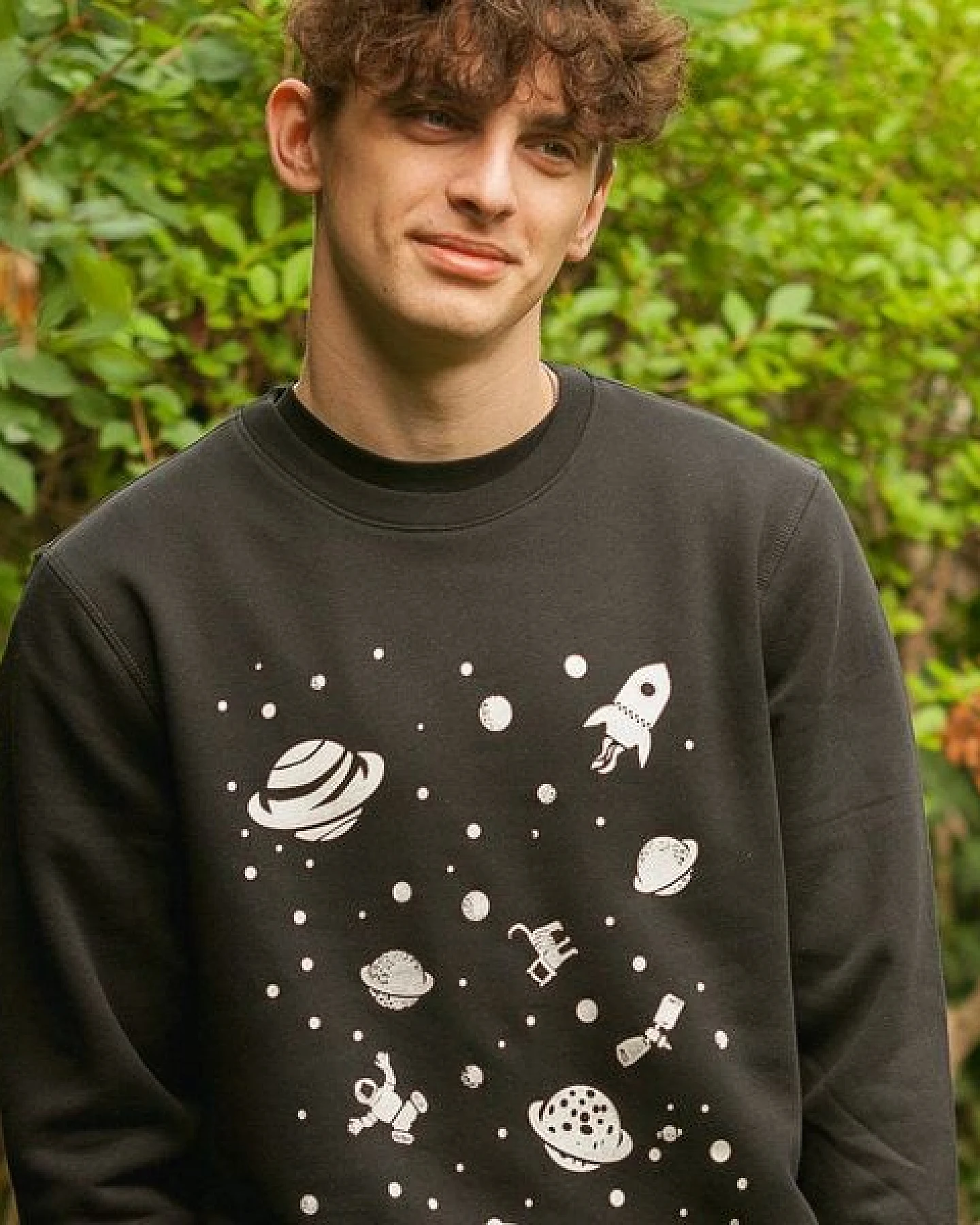 päfjes Weltall mit Katze & Astronaut - Fair Wear Unisex Sweater - Schwarz – Ansicht 2