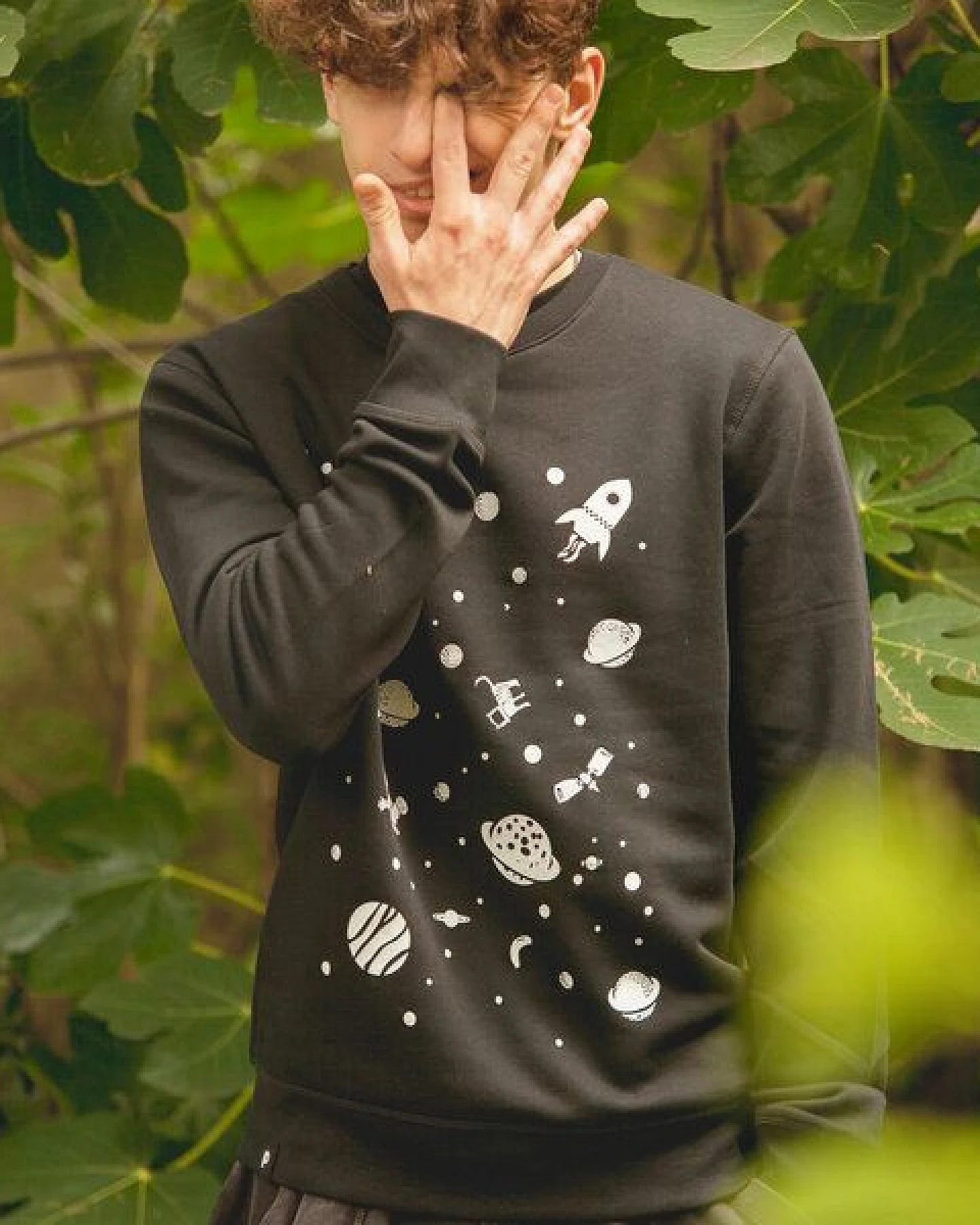 päfjes Weltall mit Katze & Astronaut - Fair Wear Unisex Sweater - Schwarz – Ansicht 4