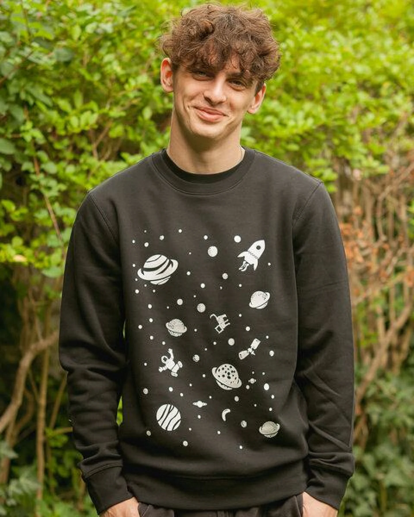 päfjes Weltall mit Katze & Astronaut - Fair Wear Unisex Sweater - Schwarz – Ansicht 3