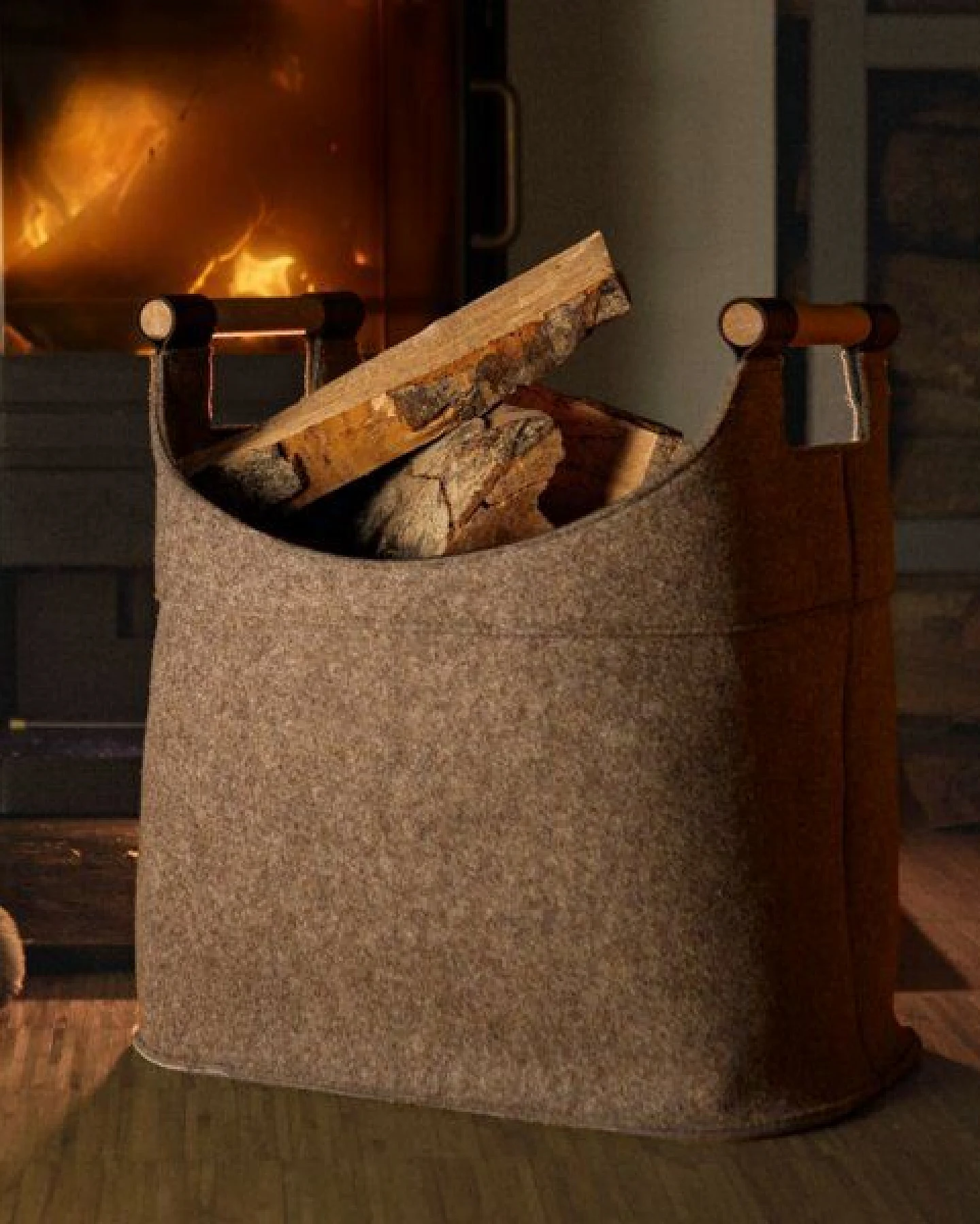 easy and green Korb für Kaminholz mit Echtholzgriffen (Eiche) 70 Liter aus Wollfilz – Ansicht 2