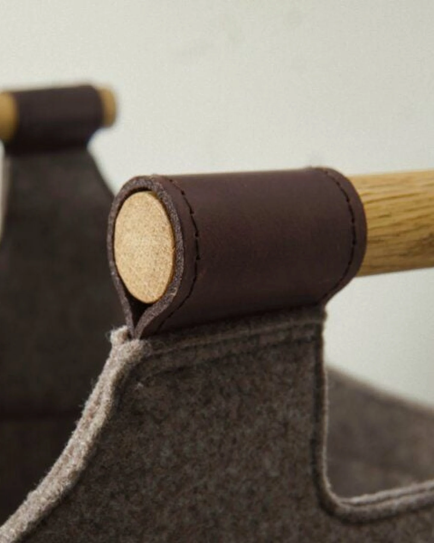 easy and green Korb für Kaminholz mit Echtholzgriffen (Eiche) 70 Liter aus Wollfilz – Ansicht 3