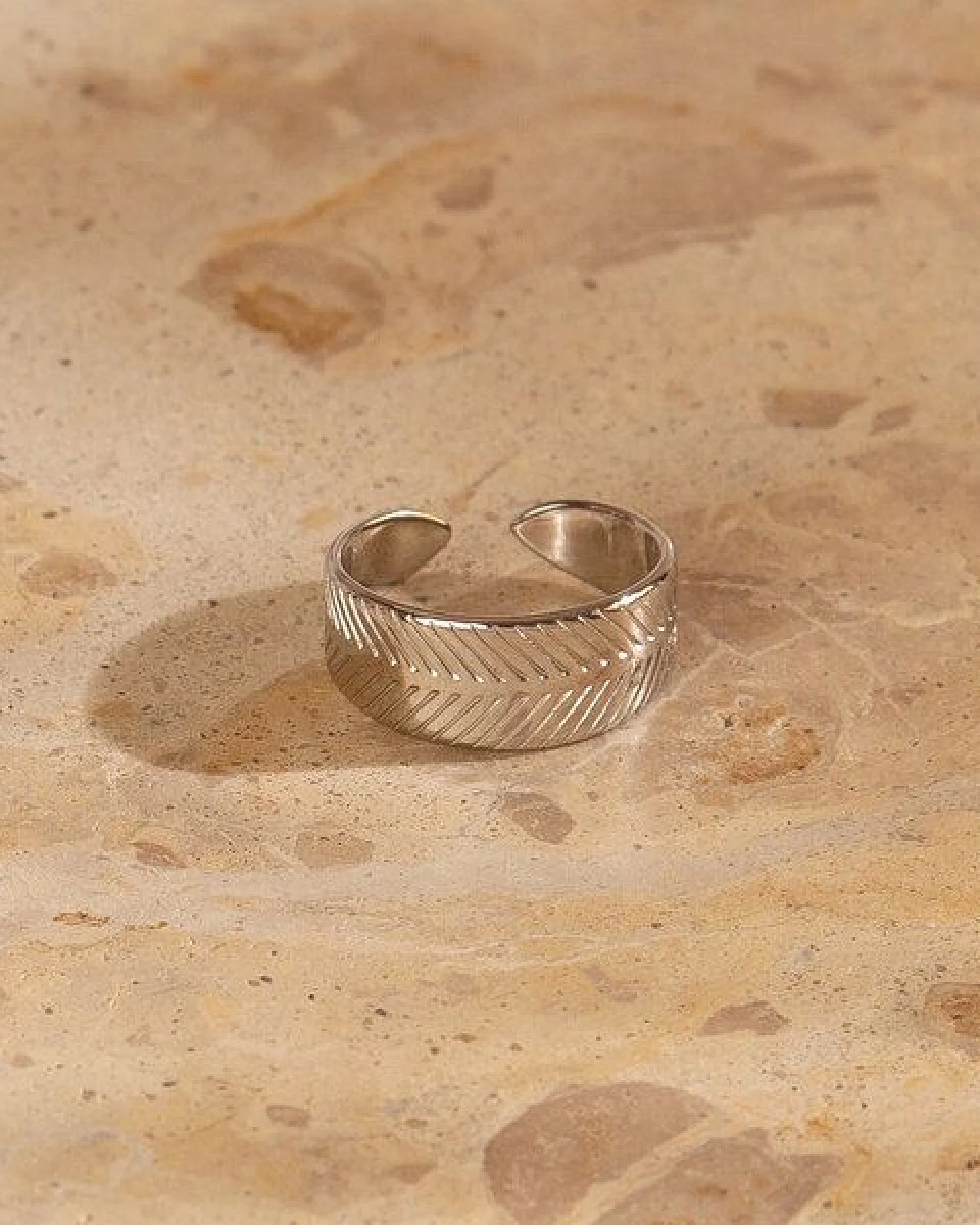 Größenverstellbarer BOLD HAMMERED SHEET Ring ca. Ø 17 - 19mm von Elektropulli – Ansicht 3