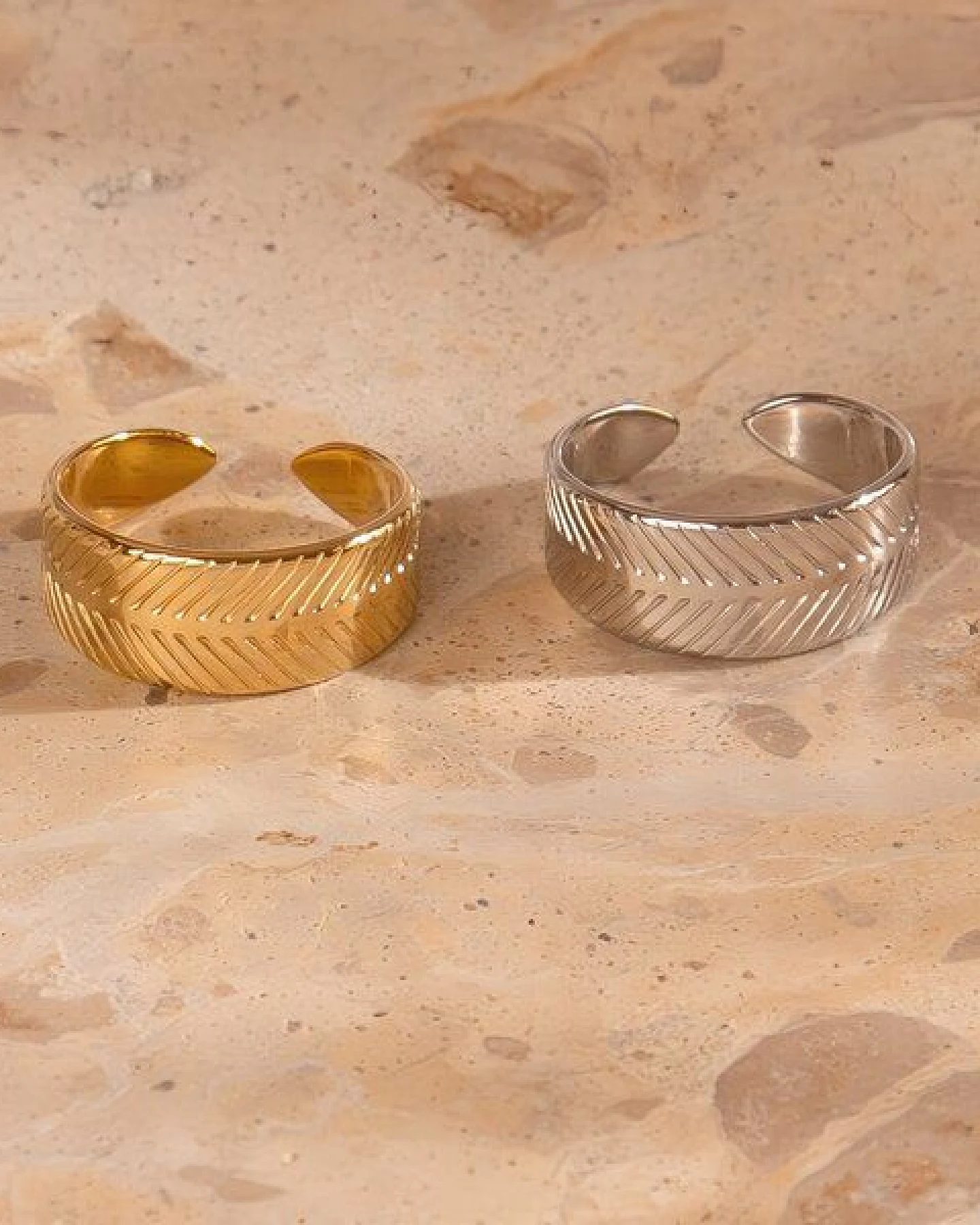 Größenverstellbarer BOLD HAMMERED SHEET Ring ca. Ø 17 - 19mm von Elektropulli – Ansicht 2
