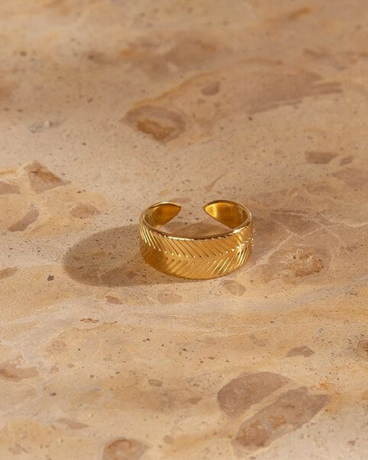 Größenverstellbarer BOLD HAMMERED SHEET Ring ca. Ø 17 - 19mm von Elektropulli – Ansicht 3