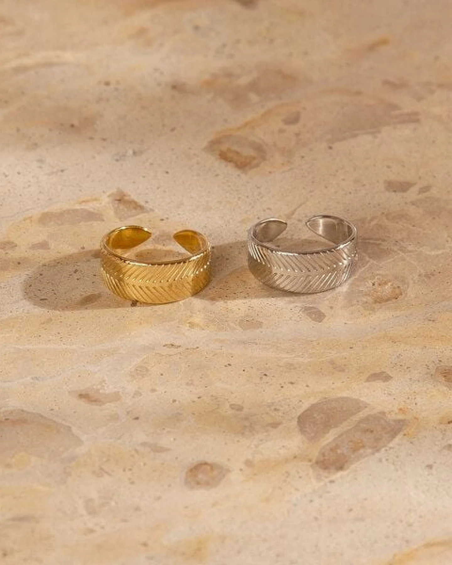 Größenverstellbarer BOLD HAMMERED SHEET Ring ca. Ø 17 - 19mm von Elektropulli – Ansicht 4