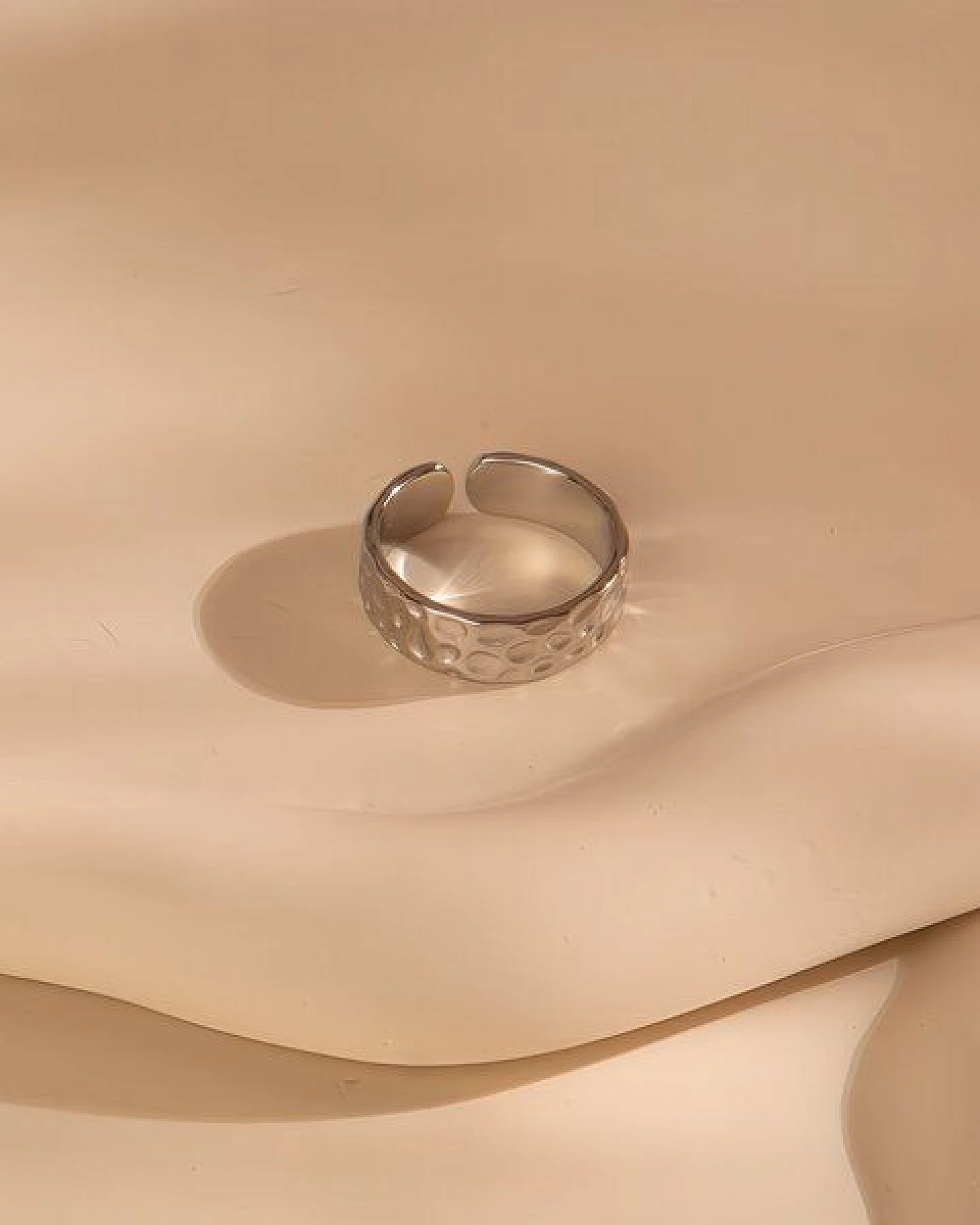Größenverstellbarer BOLD HAMMERED DOTS Ring ca. Ø 17 - 19mm von Elektropulli – Ansicht 2