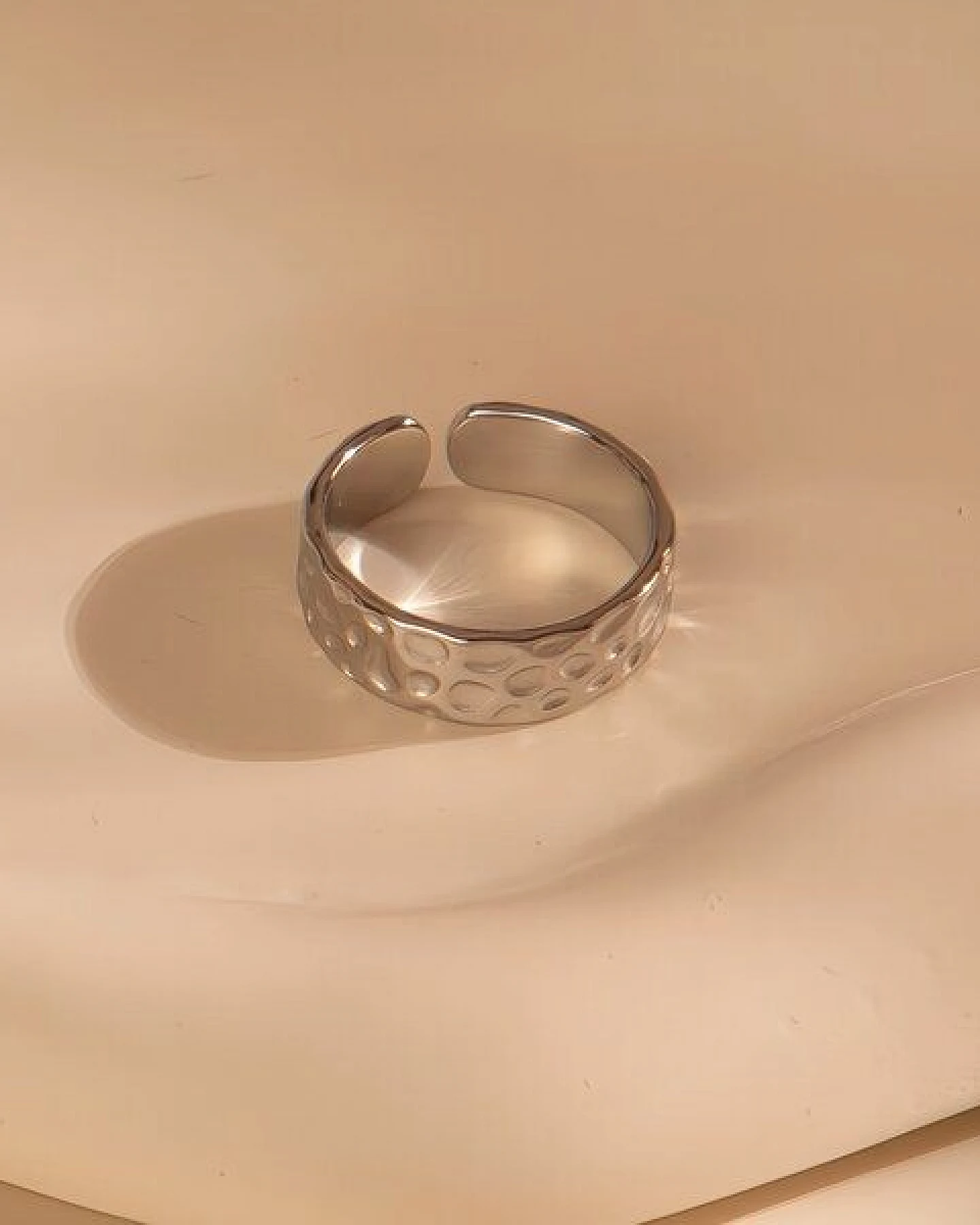 Größenverstellbarer BOLD HAMMERED DOTS Ring ca. Ø 17 - 19mm von Elektropulli – Ansicht 3