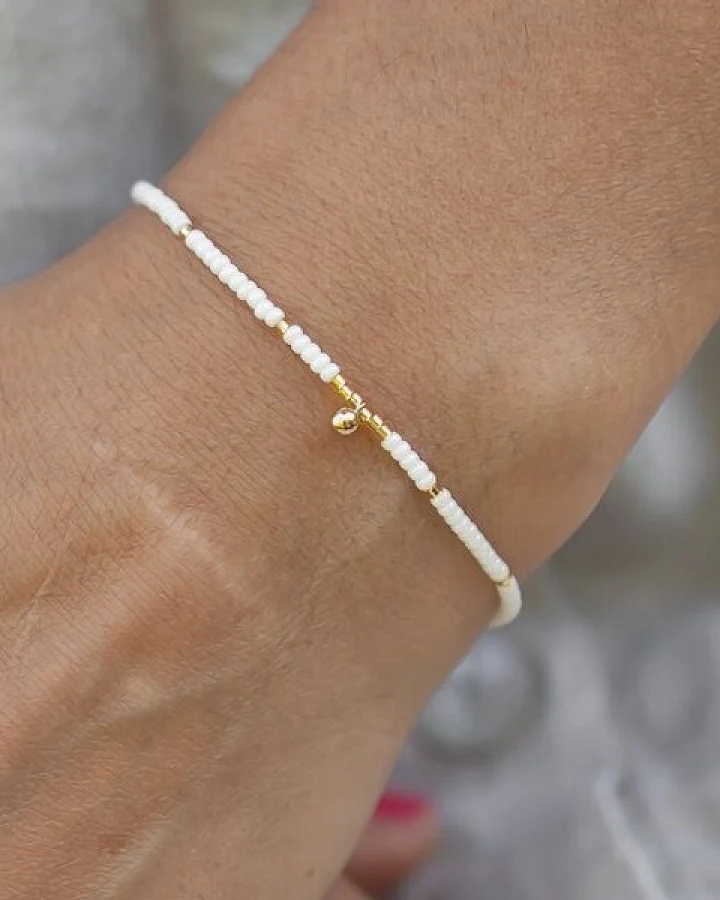 juni Boho Perlenarmband Luna vegan in cremeweiss mit Goldkugel Anhänger