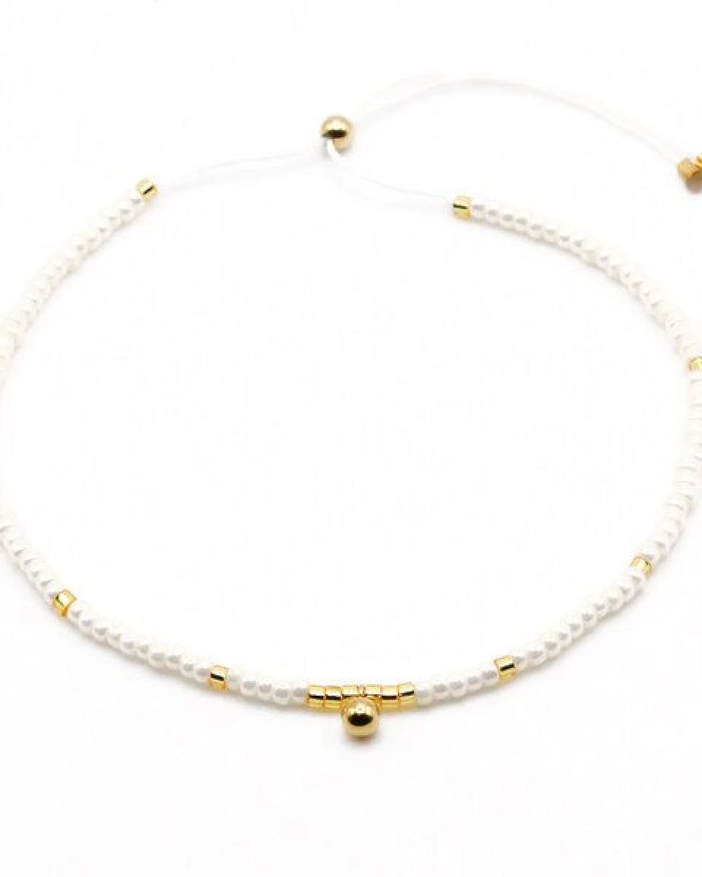 juni Boho Perlenarmband Luna vegan in cremeweiss mit Goldkugel Anhänger – Ansicht 2