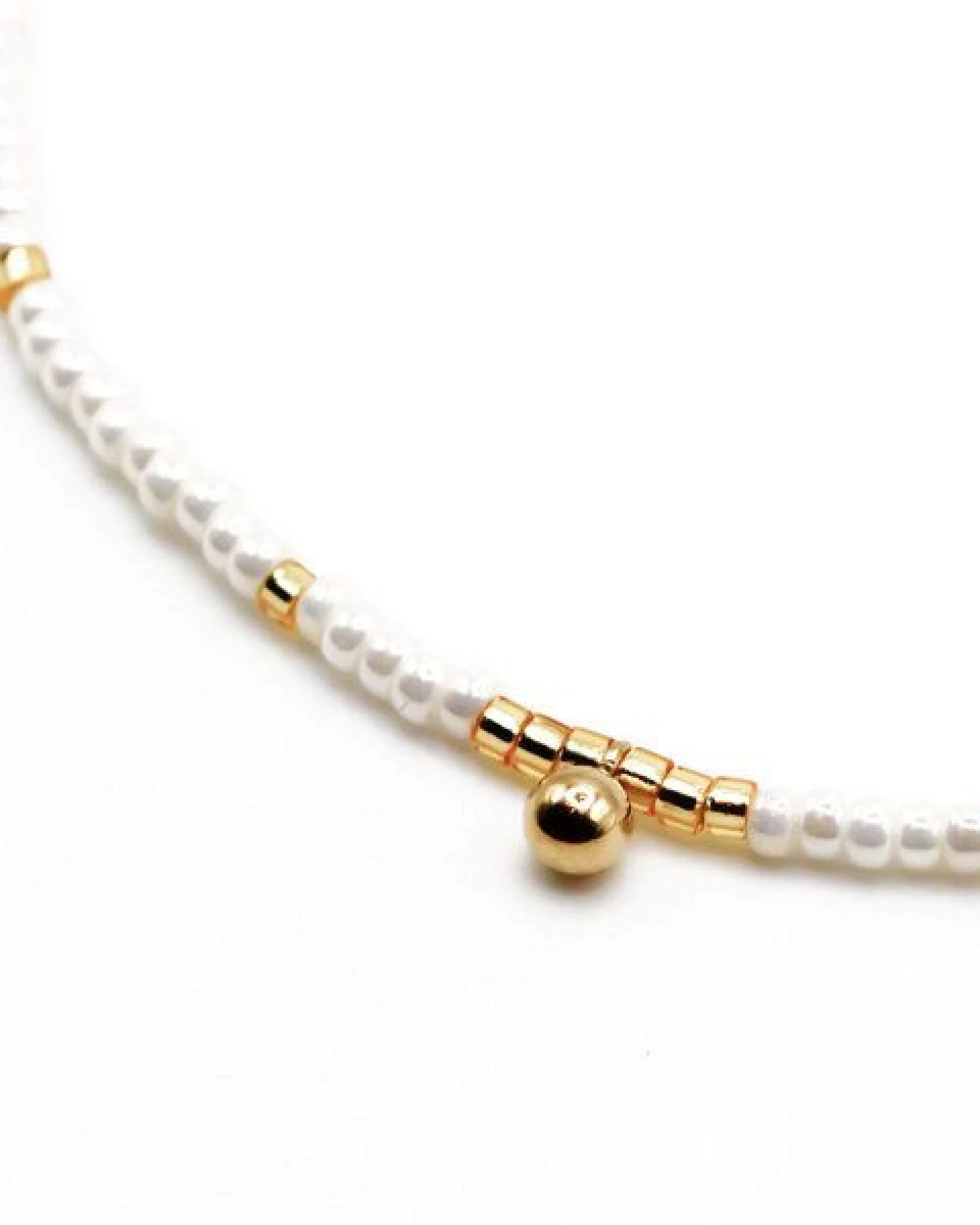 juni Boho Perlenarmband Luna vegan in cremeweiss mit Goldkugel Anhänger – Ansicht 3