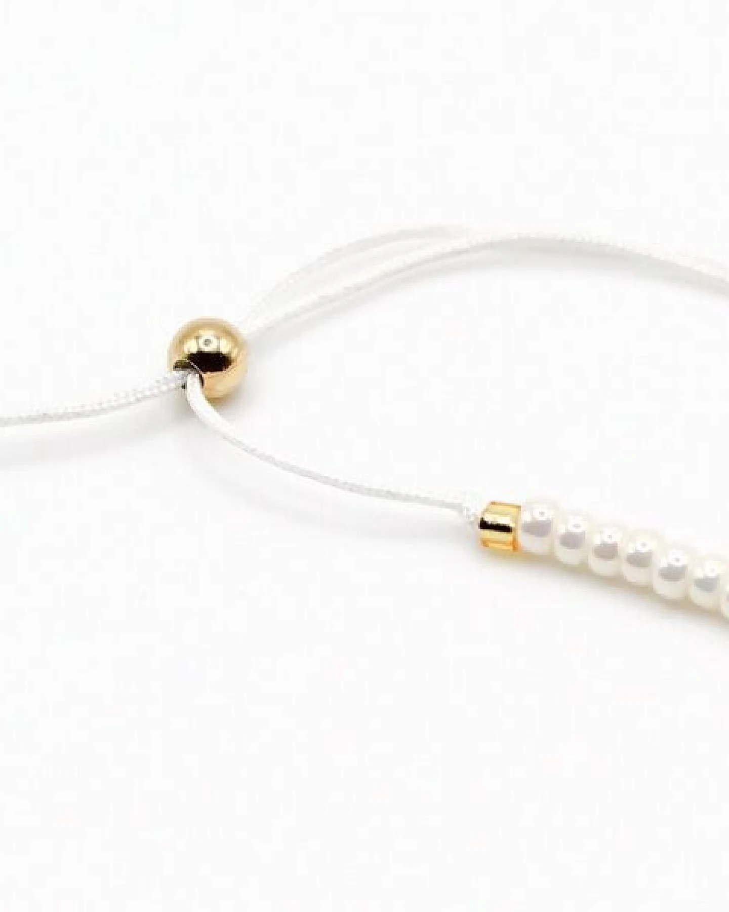 juni Boho Perlenarmband Luna vegan in cremeweiss mit Goldkugel Anhänger – Ansicht 4