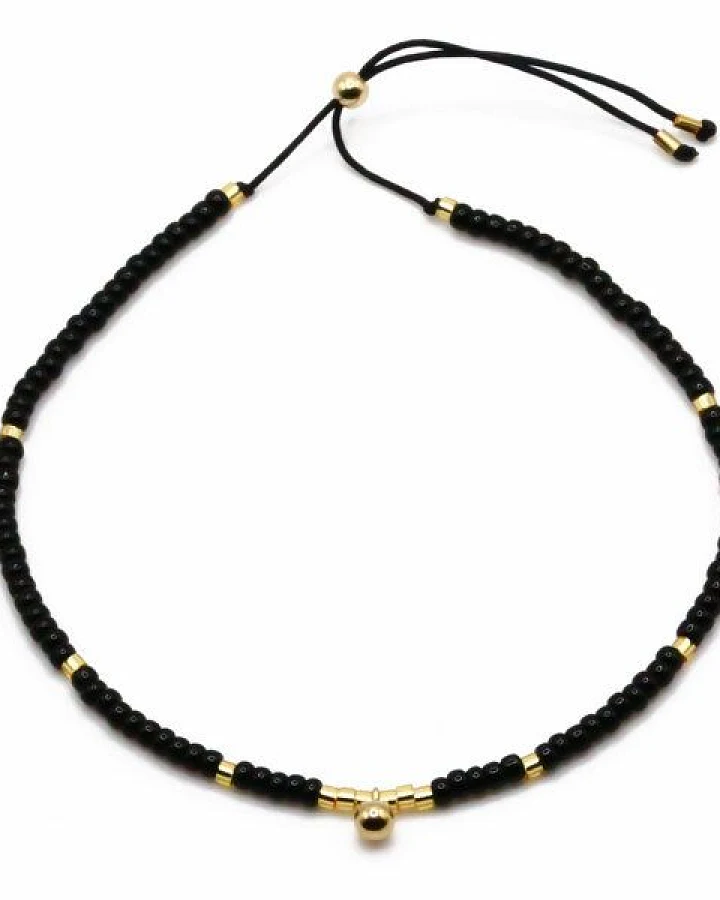 juni Perlenarmband "Glamorous" mit 14K Goldkugel Anhänger aus recyceltem Gold